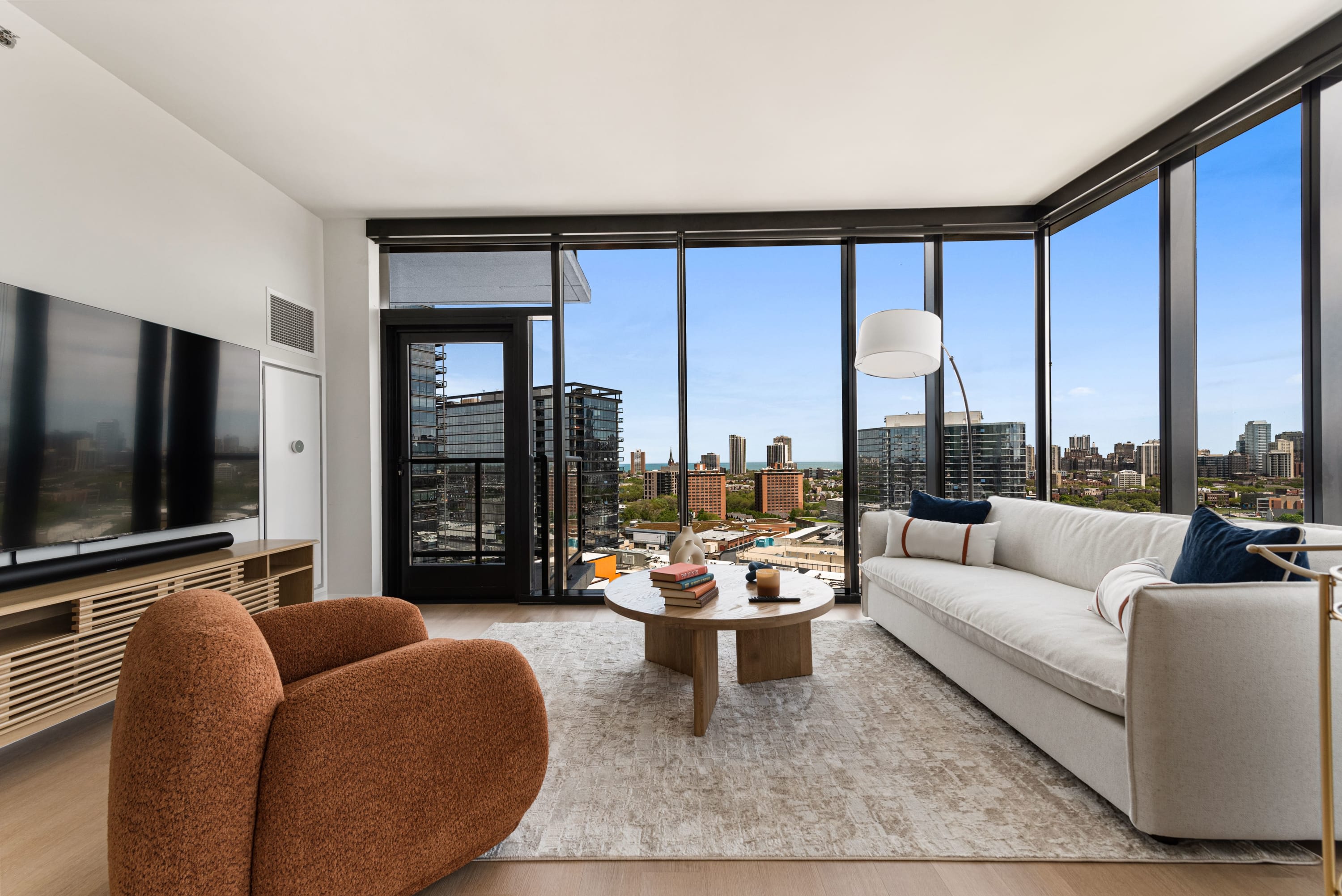 Lincoln Park 2BR apartment: Lake Views, Walkable
