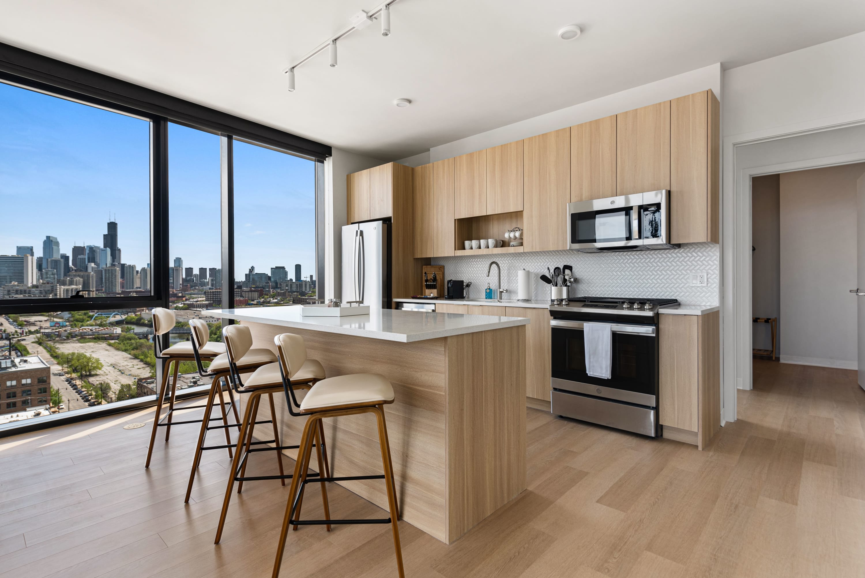 Lincoln Park 2BR apartment: Lake Views, Walkable interior 2