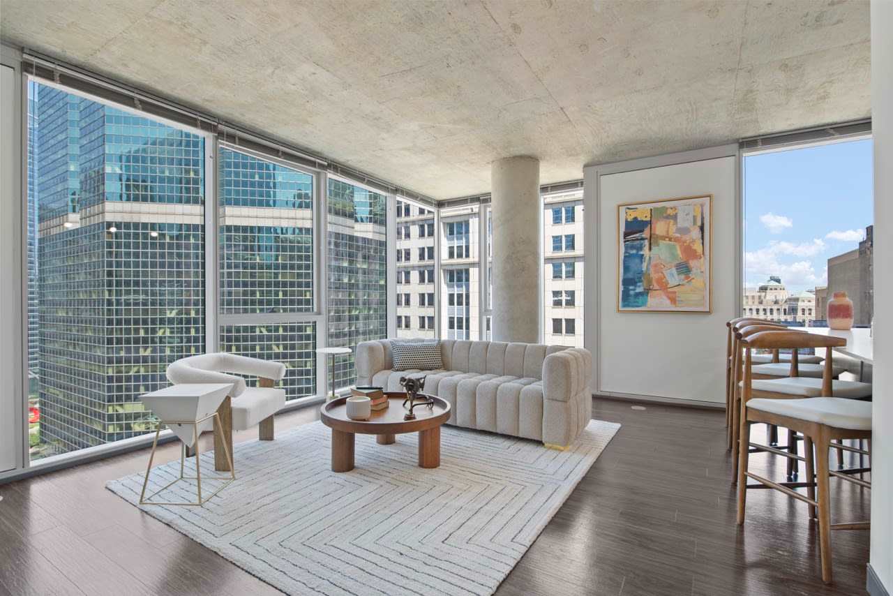 Stylish 2BR with Skyline Views Near Riverwalk