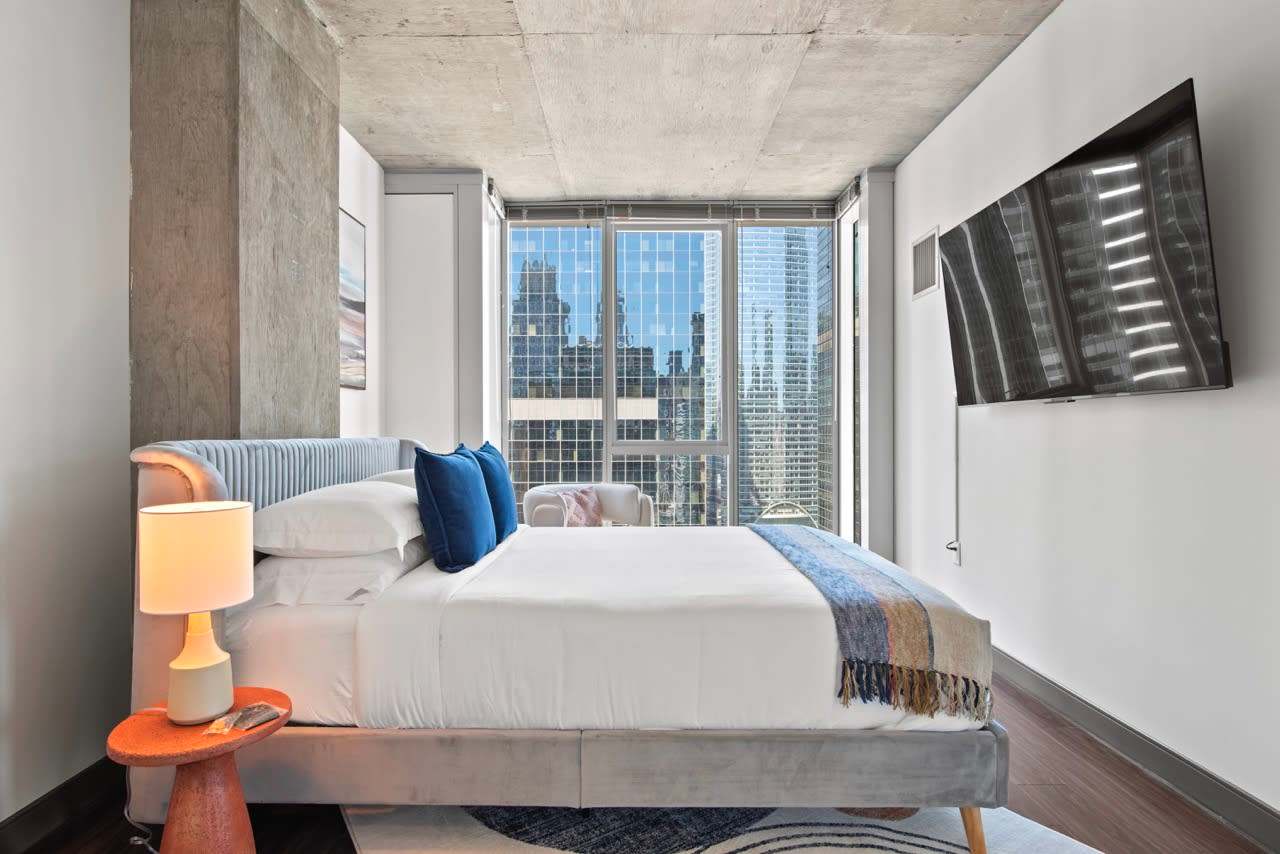 Stylish 2BR with Skyline Views Near Riverwalk interior 3