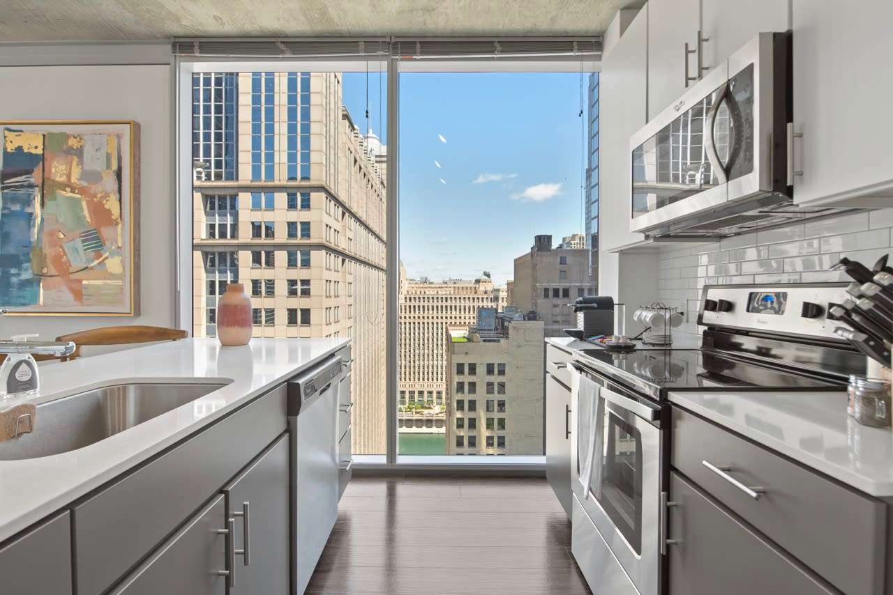 Stylish 2BR with Skyline Views Near Riverwalk interior 2