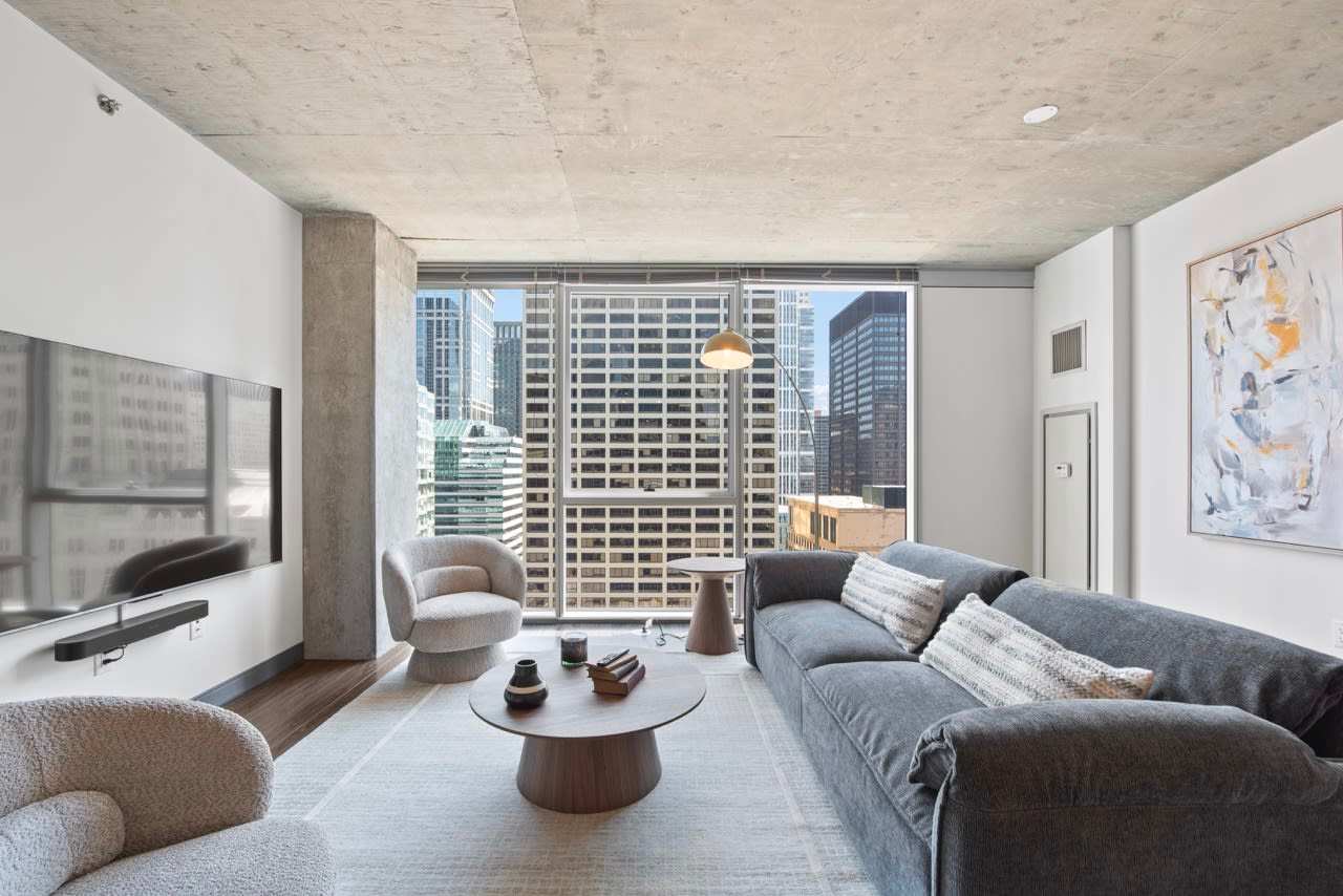 Modern 2BR in The Loop + Panoramic City Views