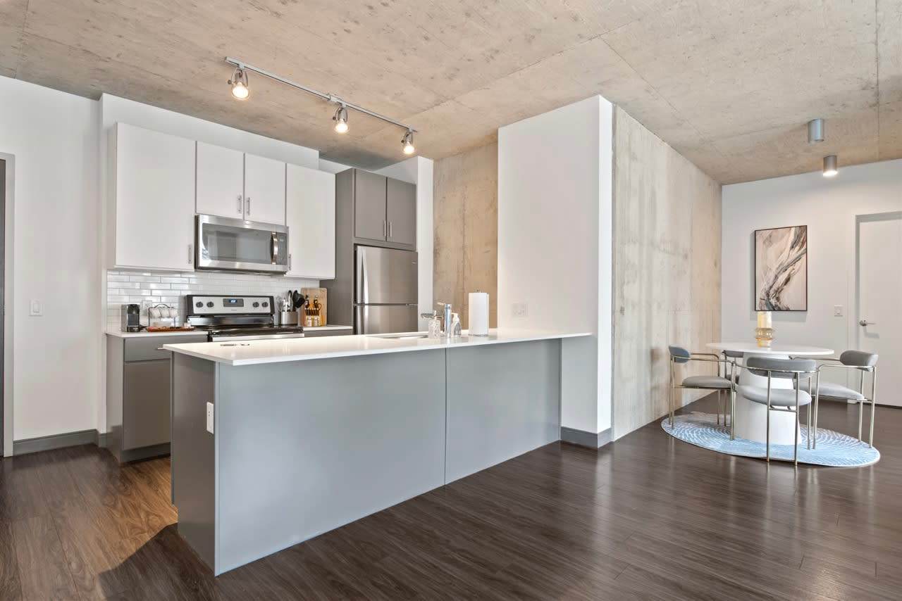 Modern 2BR in The Loop + Panoramic City Views interior 2