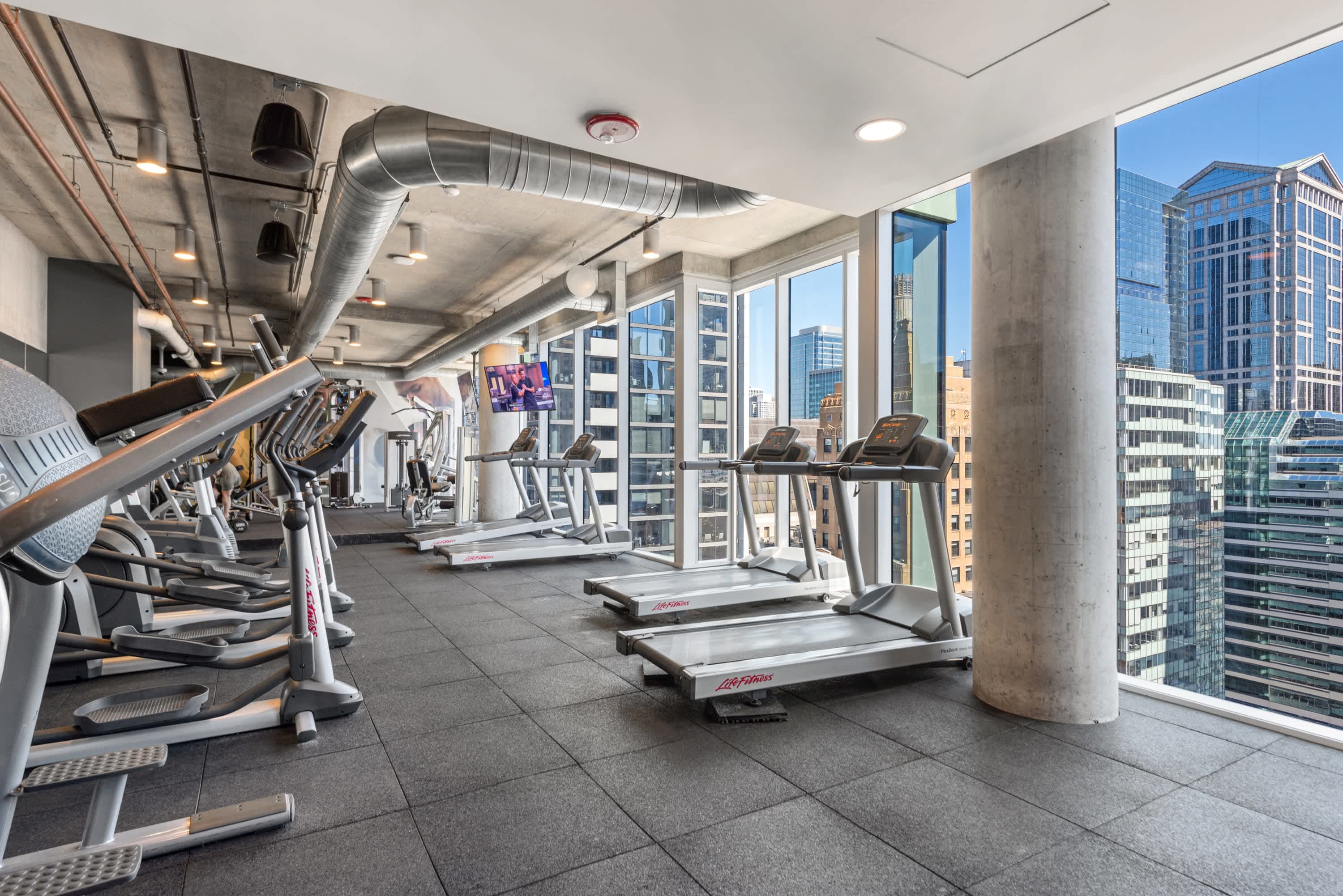 Stylish 2BR with Skyline Views Near Riverwalk interior 5