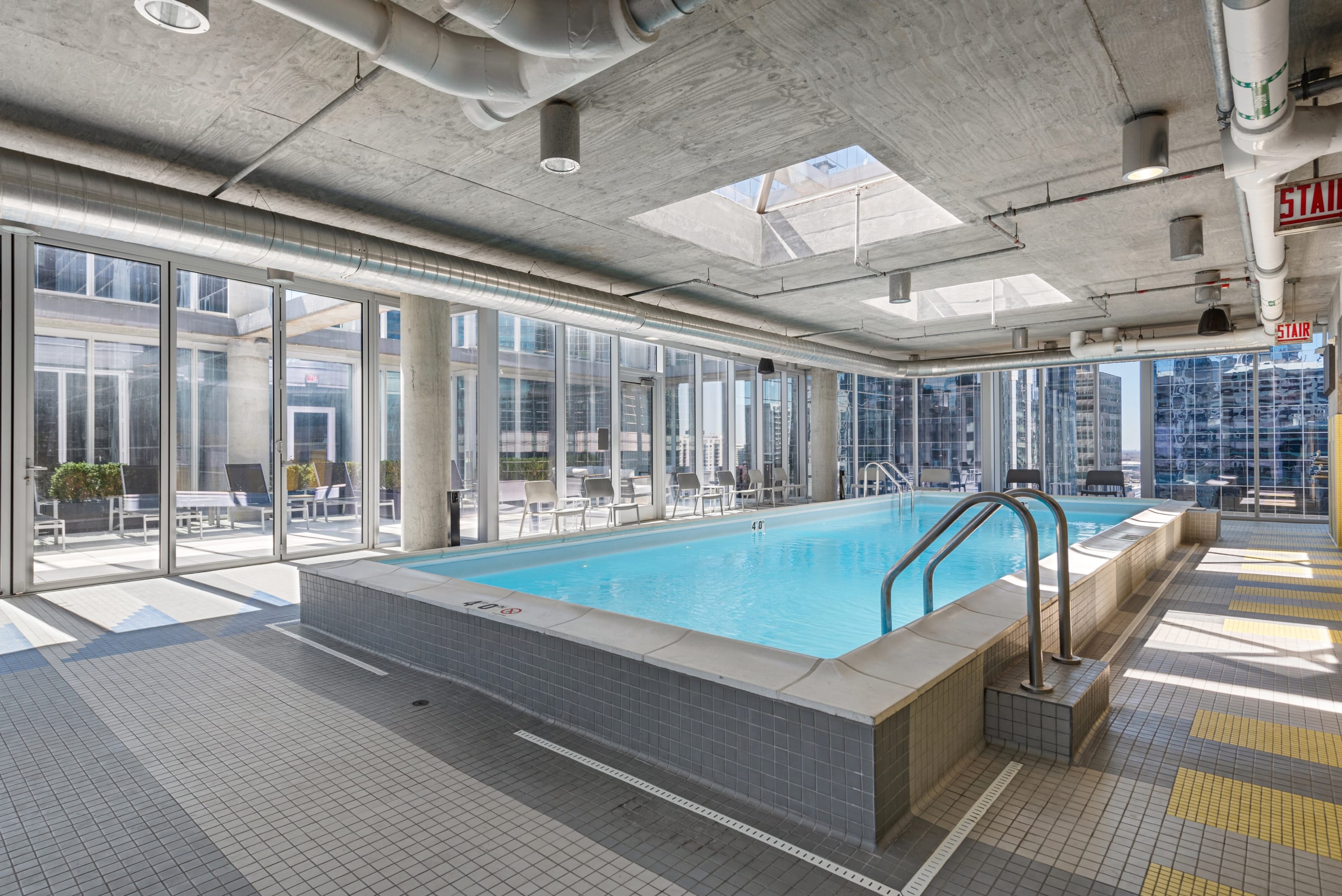 Stylish 2BR with Skyline Views Near Riverwalk interior 4