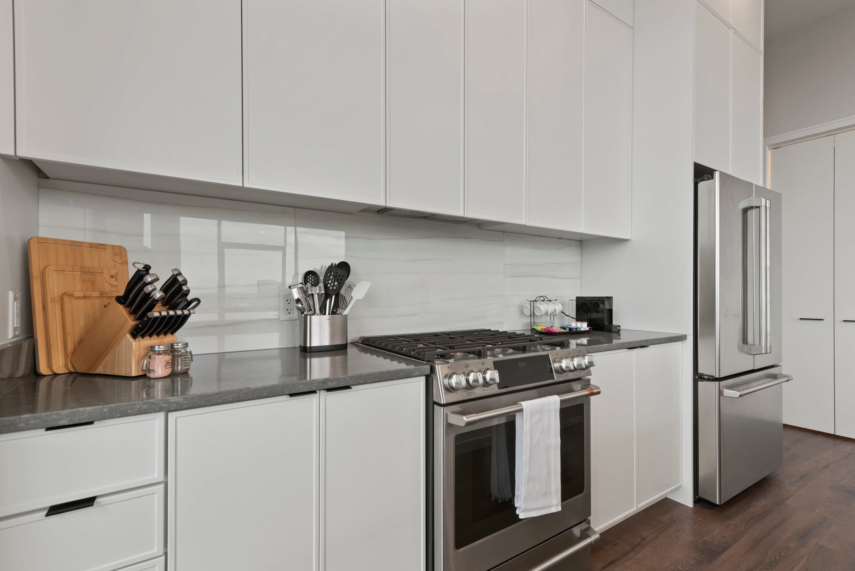 Prime 4BR Penthouse w/ Skyline Views for Families interior 2