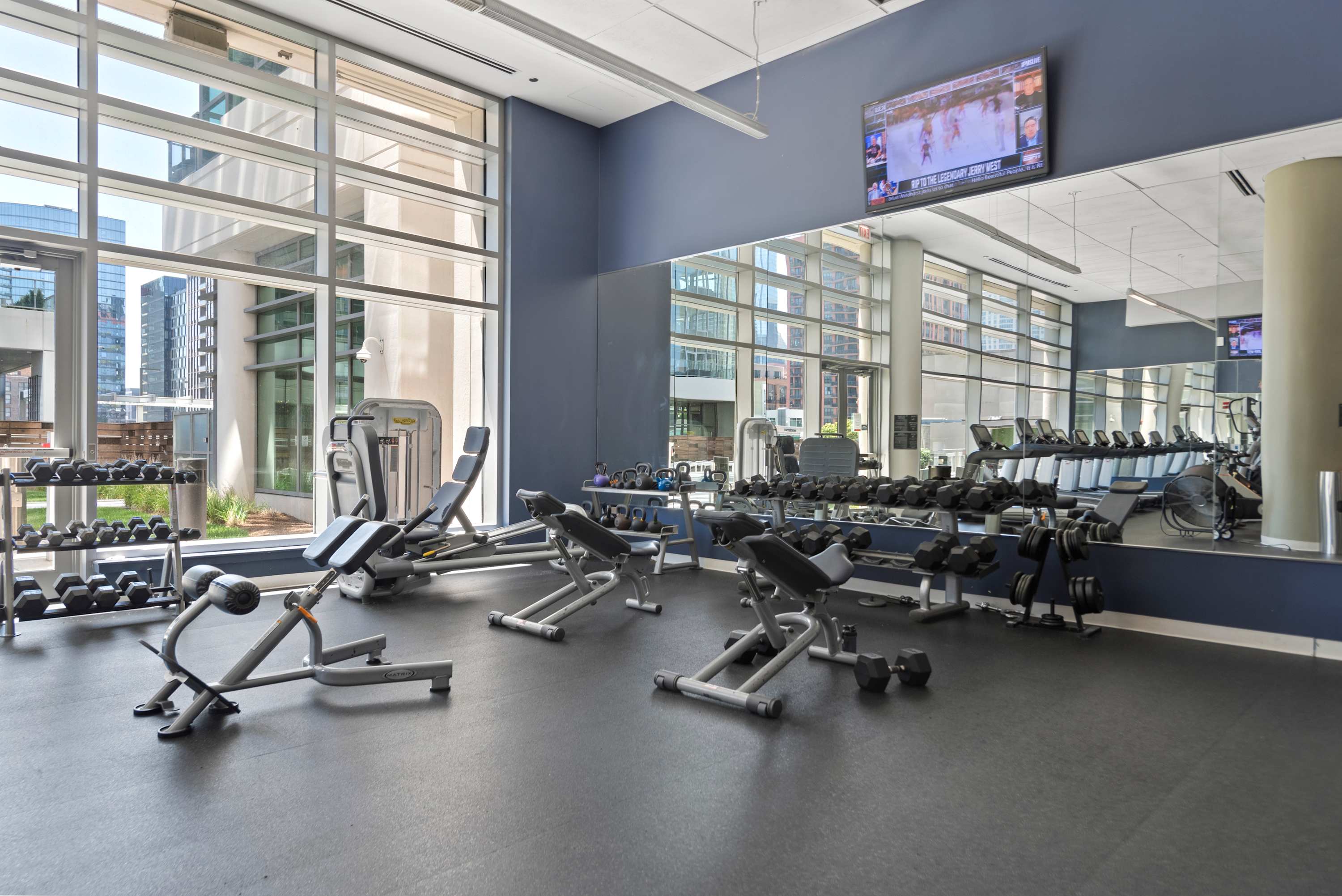 Sky-High 3BR Penthouse in West Loop interior 4