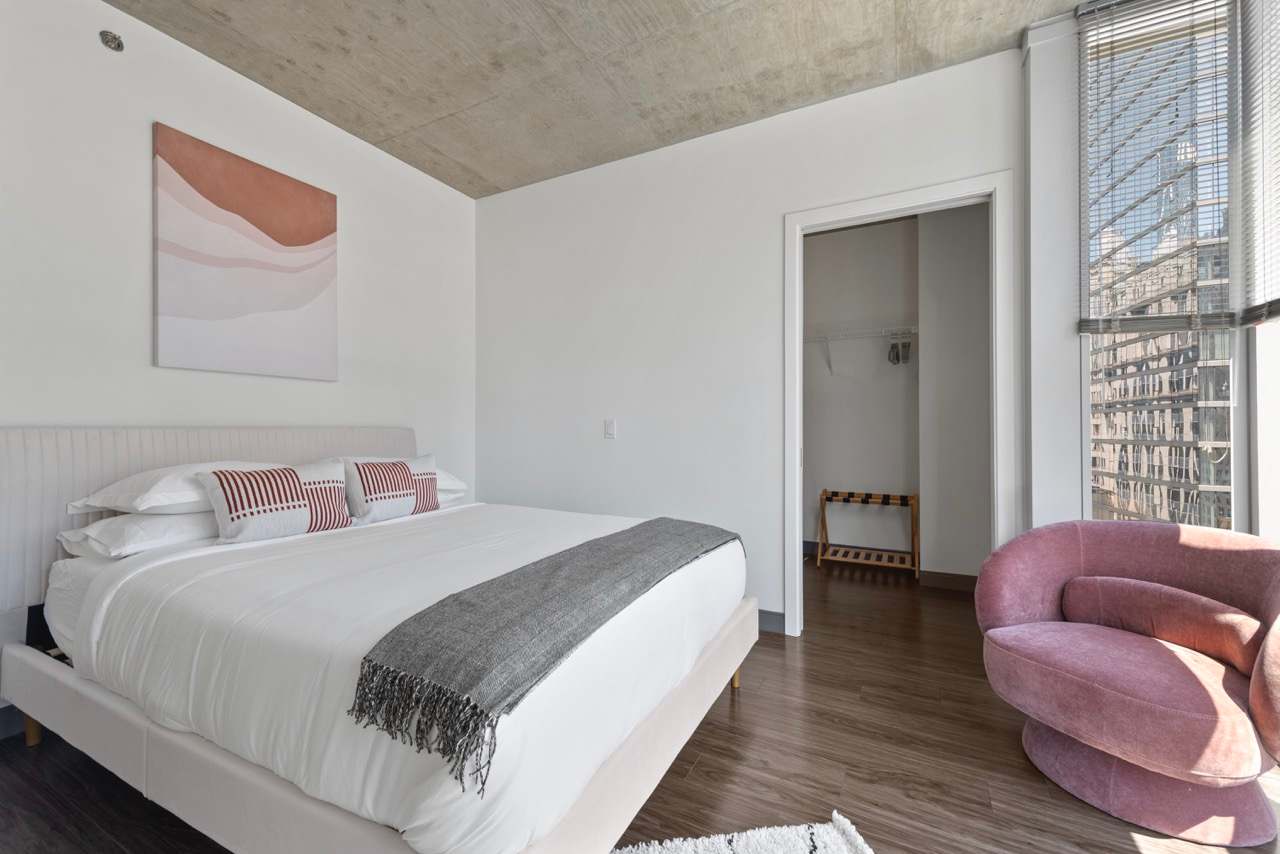 Prime 2BR Retreat: Urban Vibes + Views Await interior 3