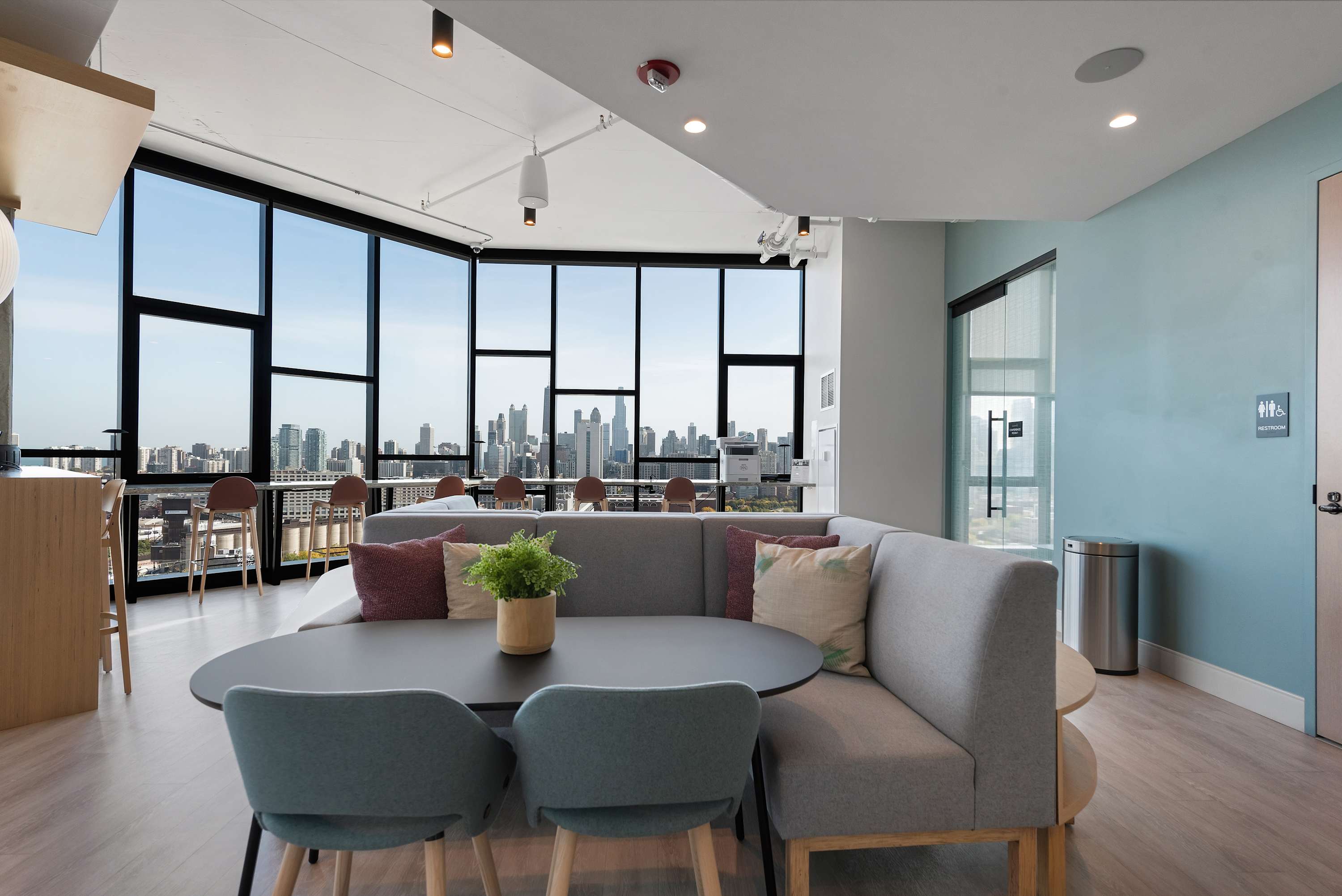 Scenic 3BR PH for Tourism + Prime Location interior 5