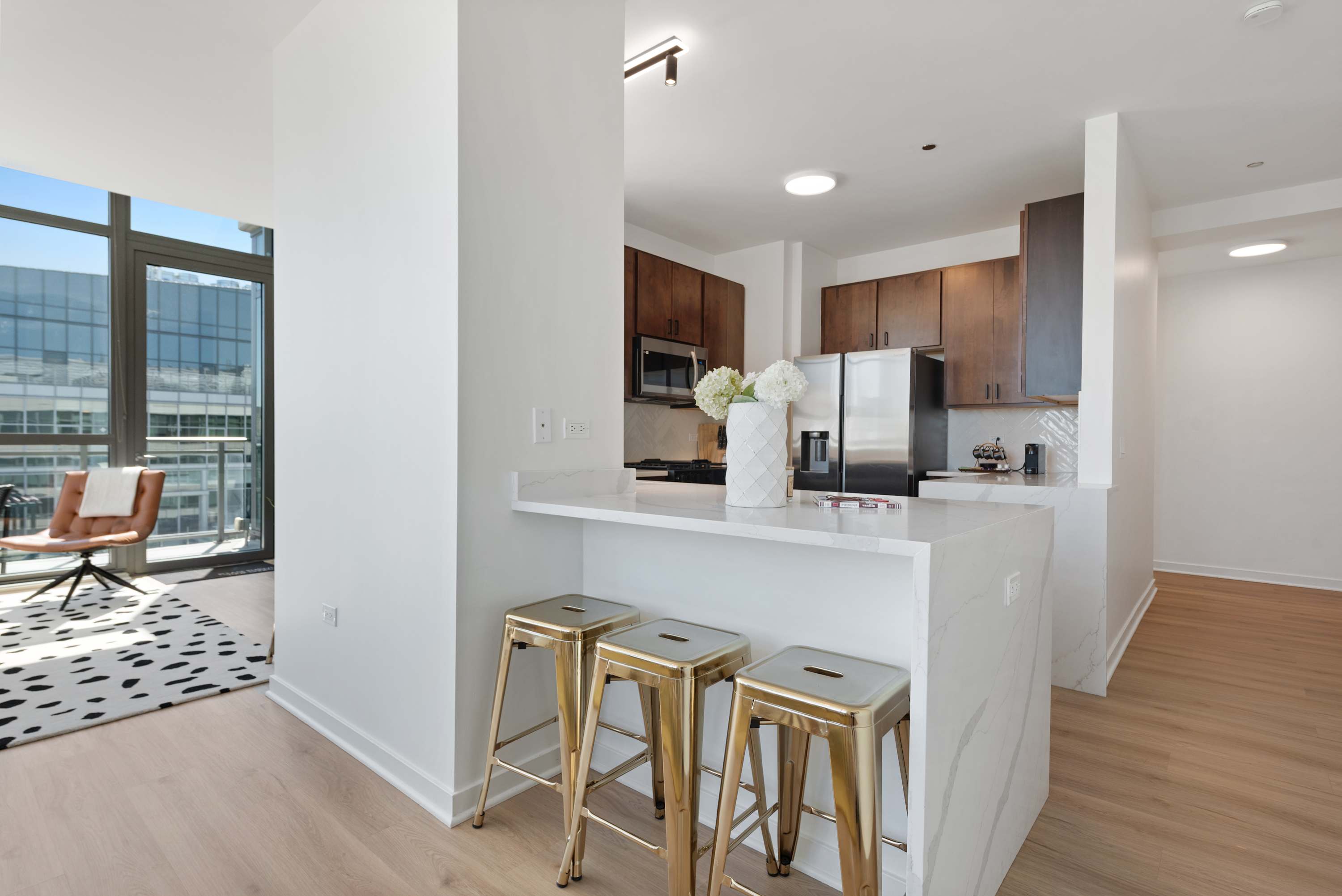 Sky-High 3BR Penthouse in West Loop interior 2