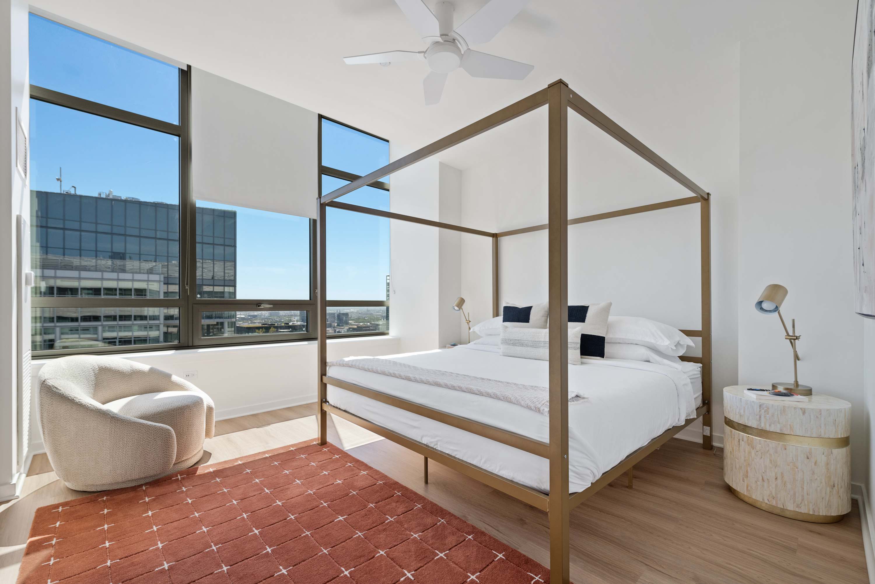 Sky-High 3BR Penthouse in West Loop interior 3