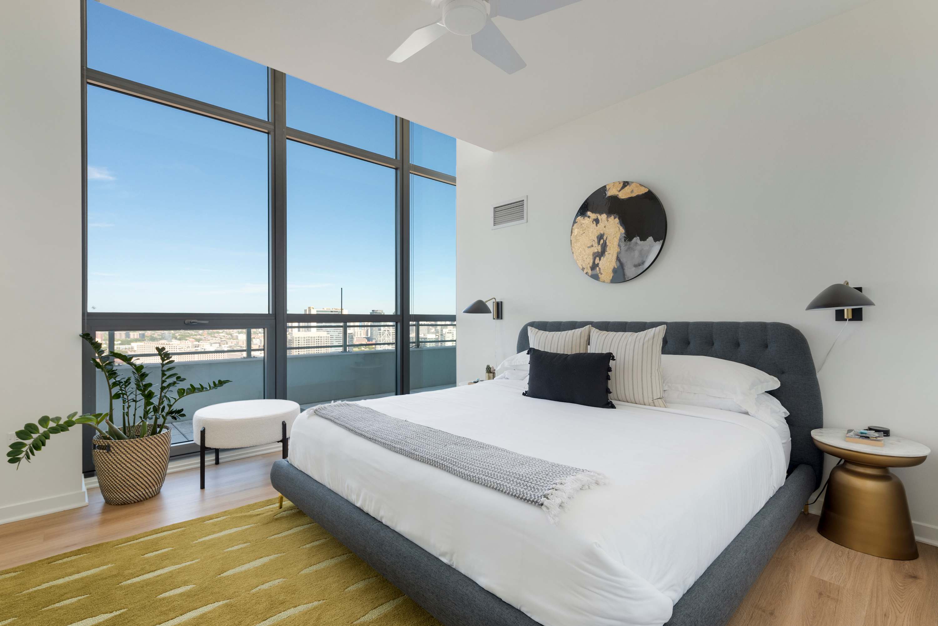 33rd-Floor Penthouse with Breathtaking Views interior 3