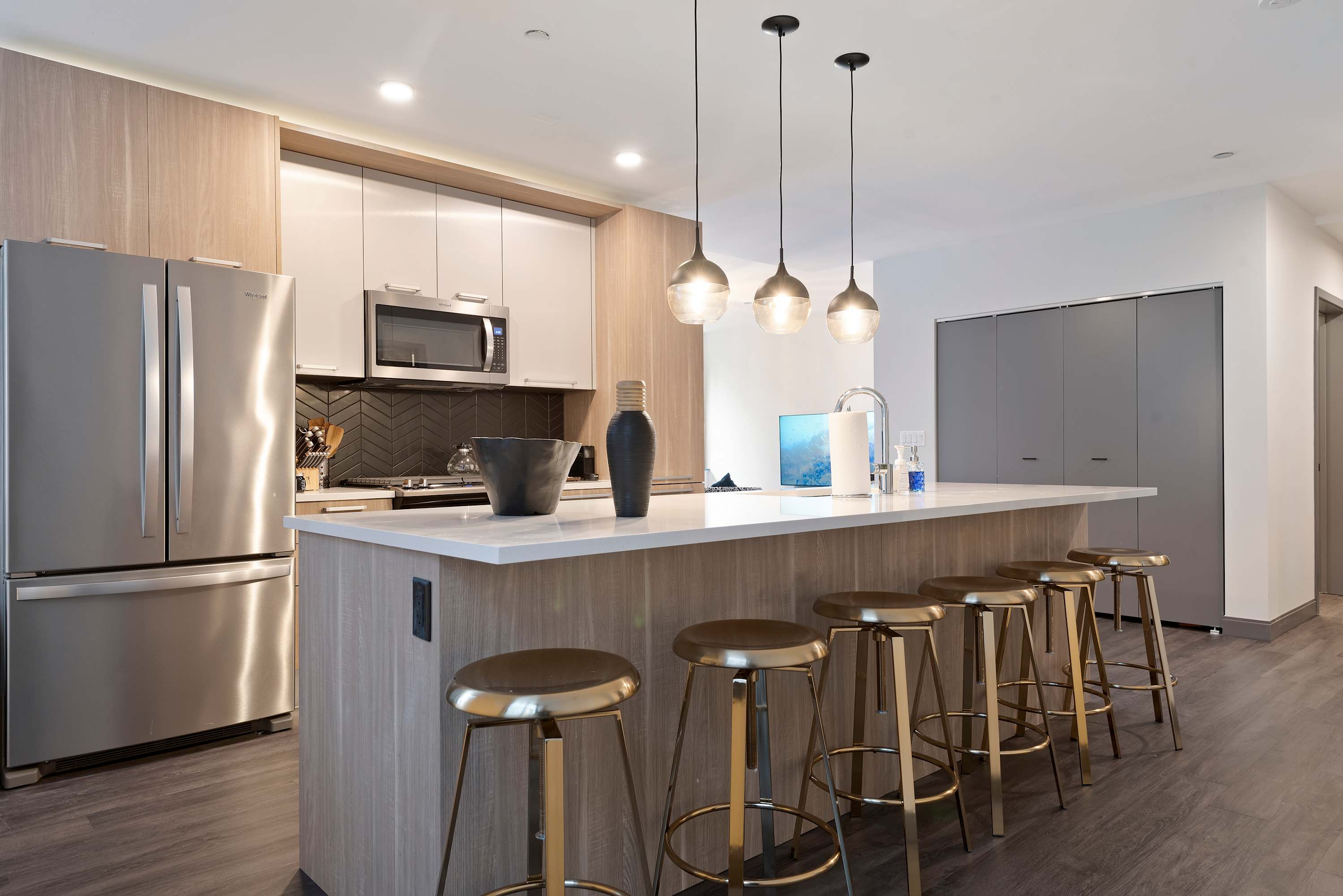 Prime Downtown 2BR with Resort Amenities interior 2