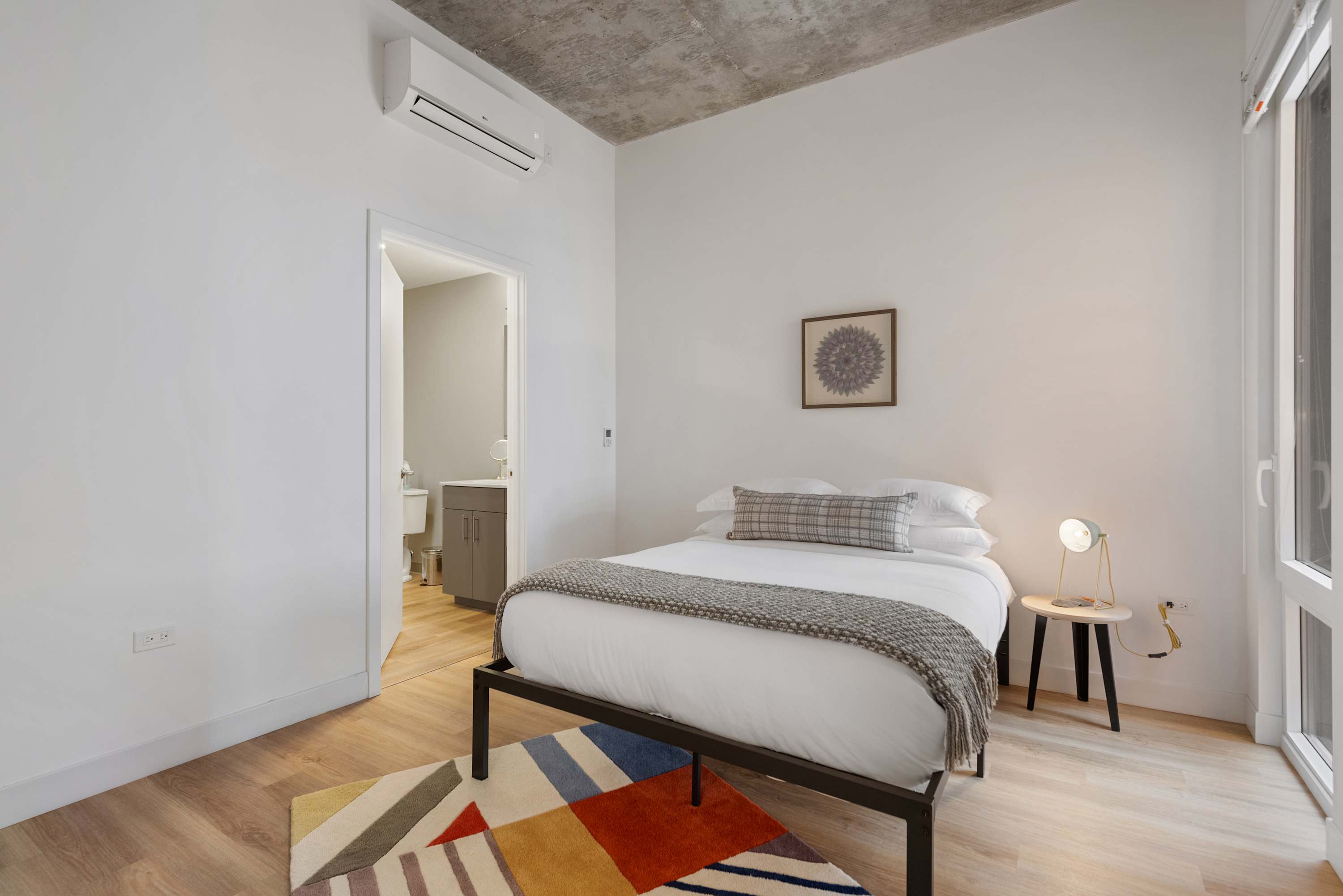 4BR Steps to "L", Explore City, For Groups interior 3