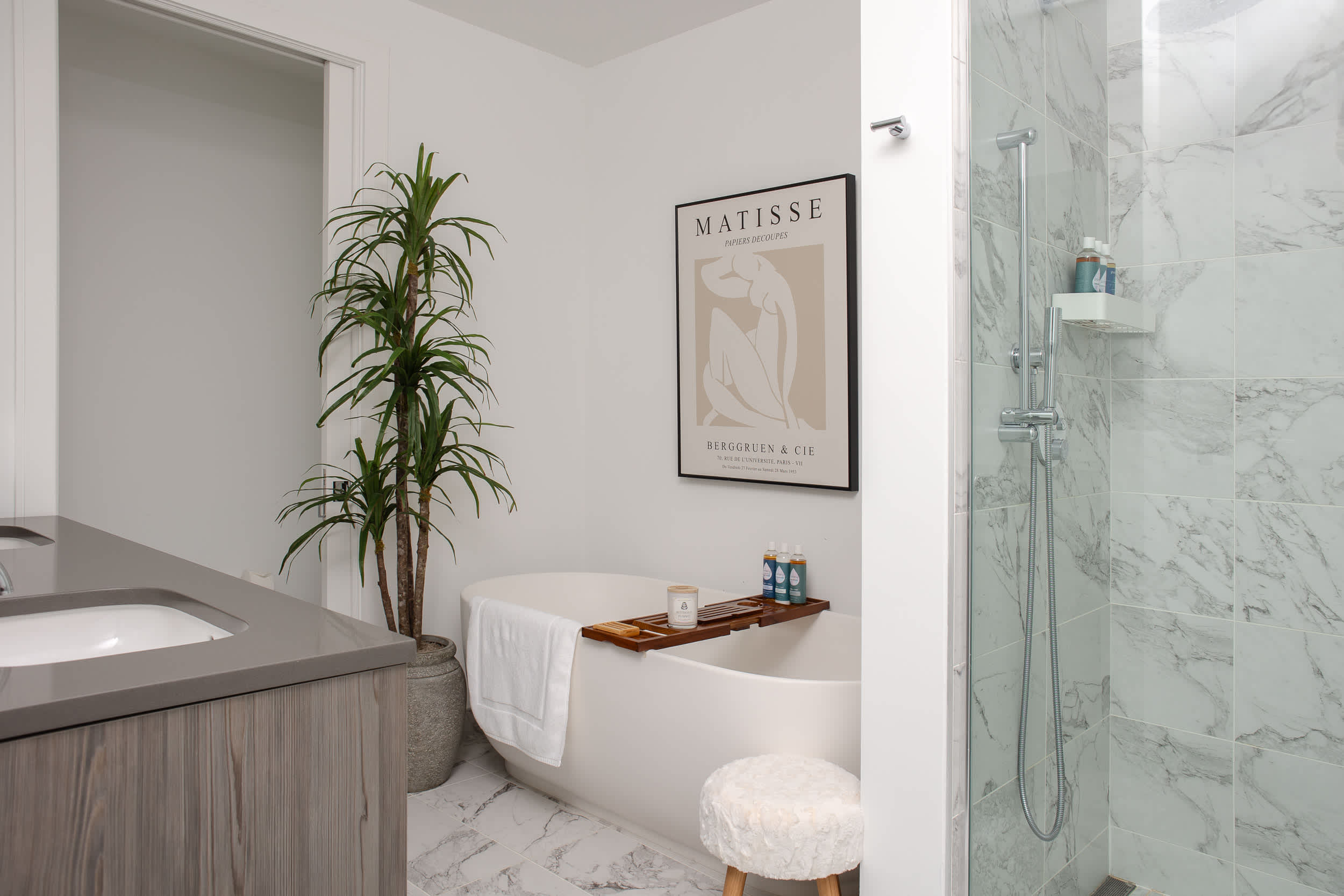 Iconic Downtown Penthouses Getaway + City Views interior 4