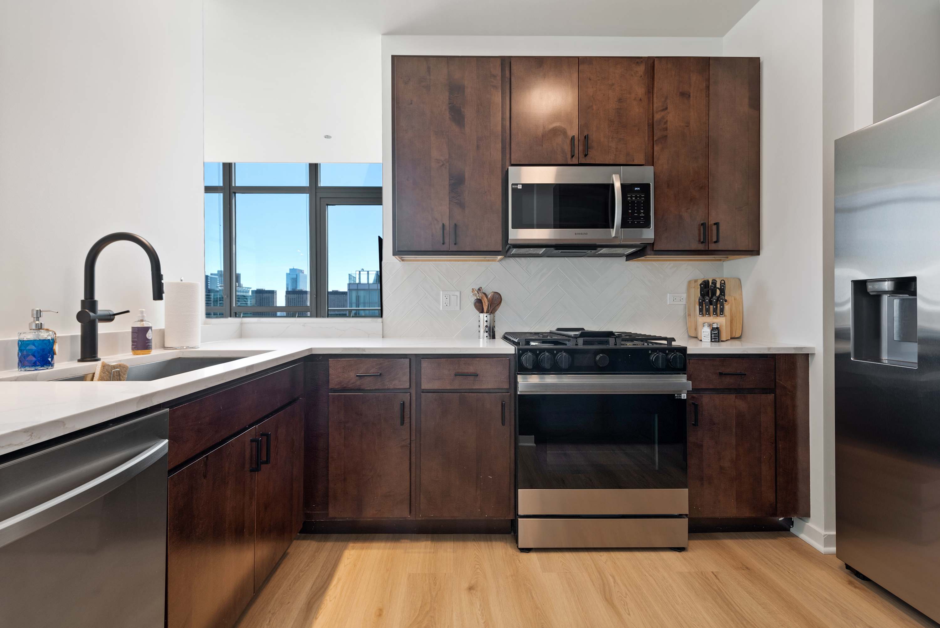 Spacious Penthouse Trio + Skyline Views for Groups interior 3