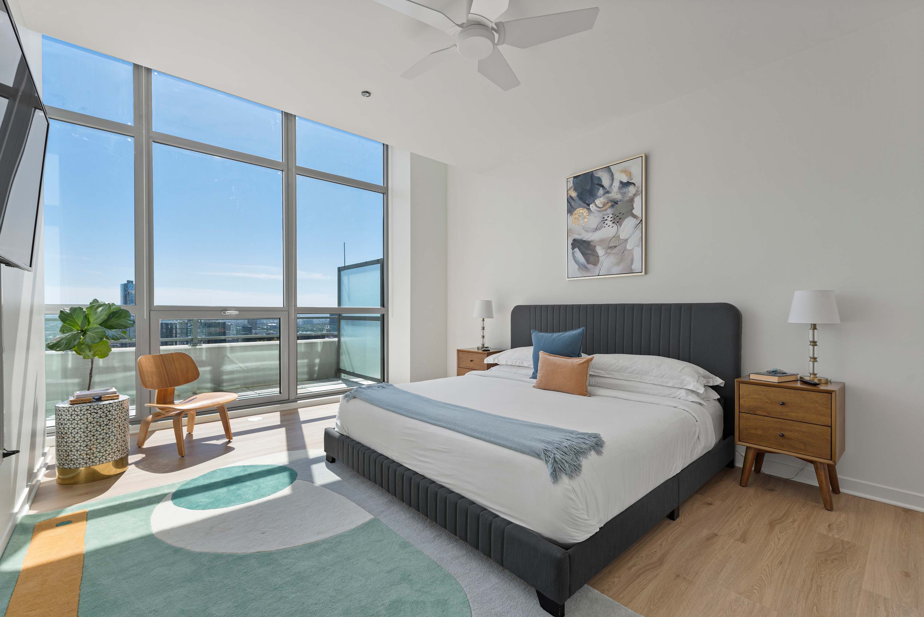Spacious Penthouse Trio + Skyline Views for Groups interior 2