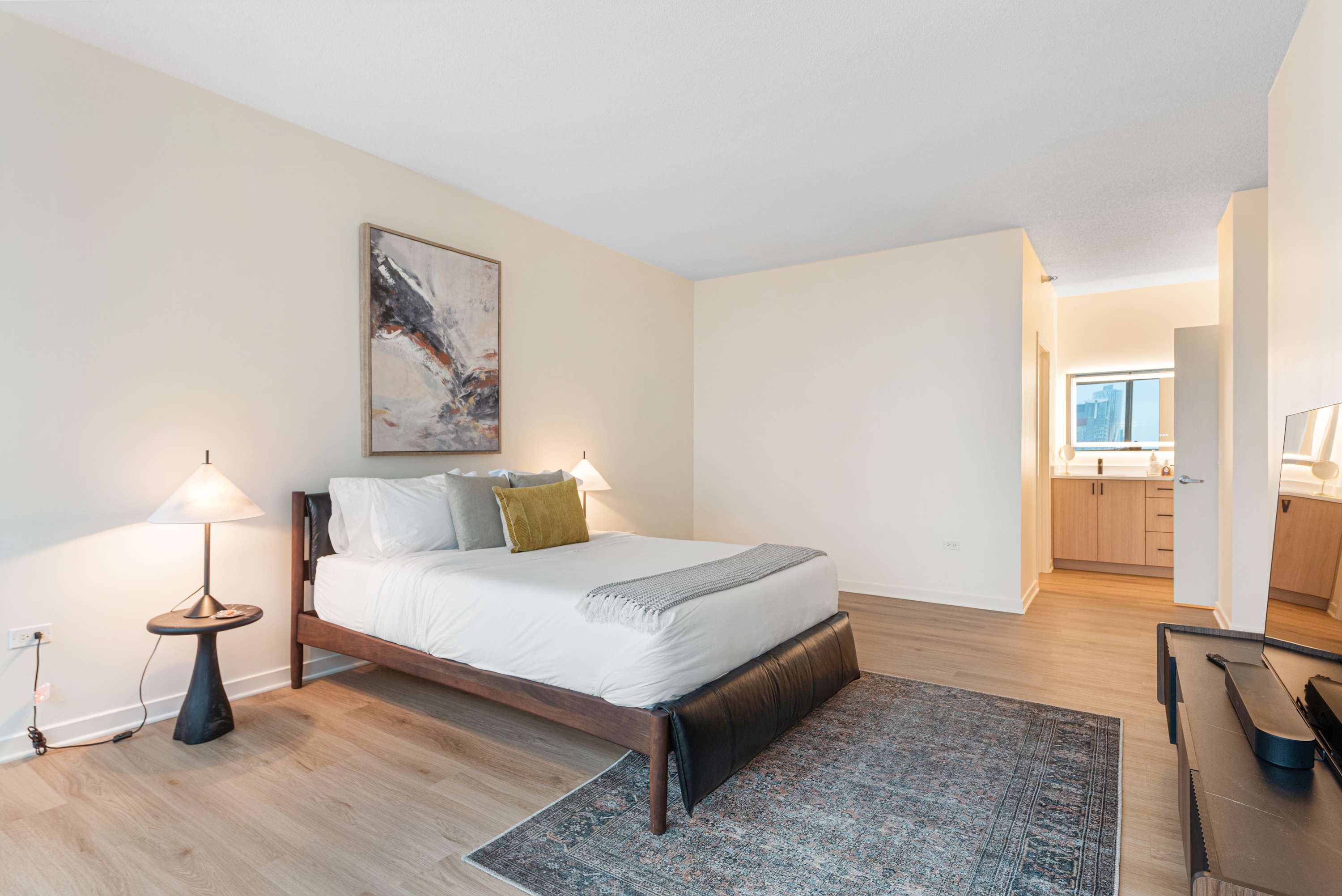 Brand-New West Loop 3BR + City Views for Families interior 3