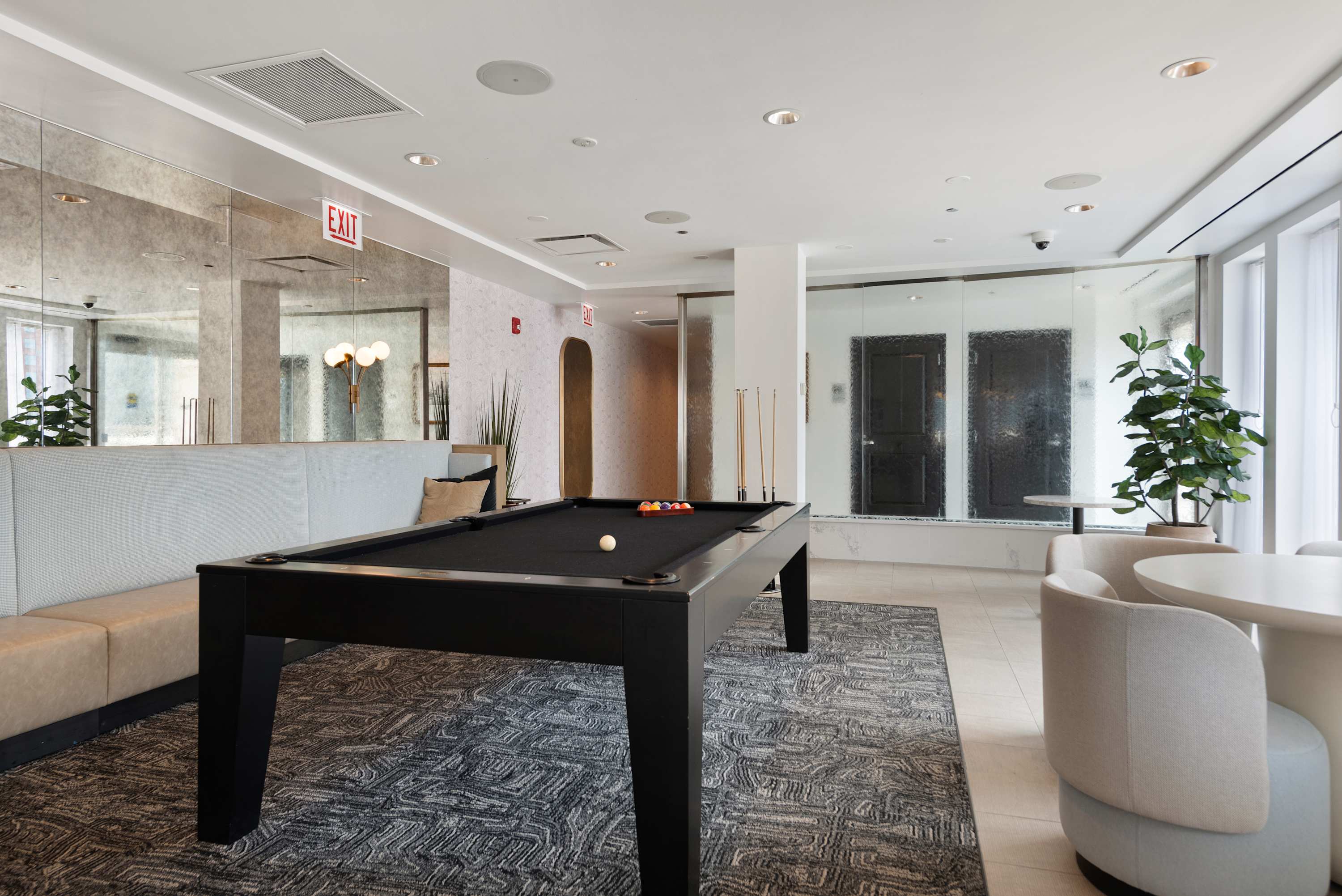 Elegant 2BR with Resort Amenities & City Views interior 5