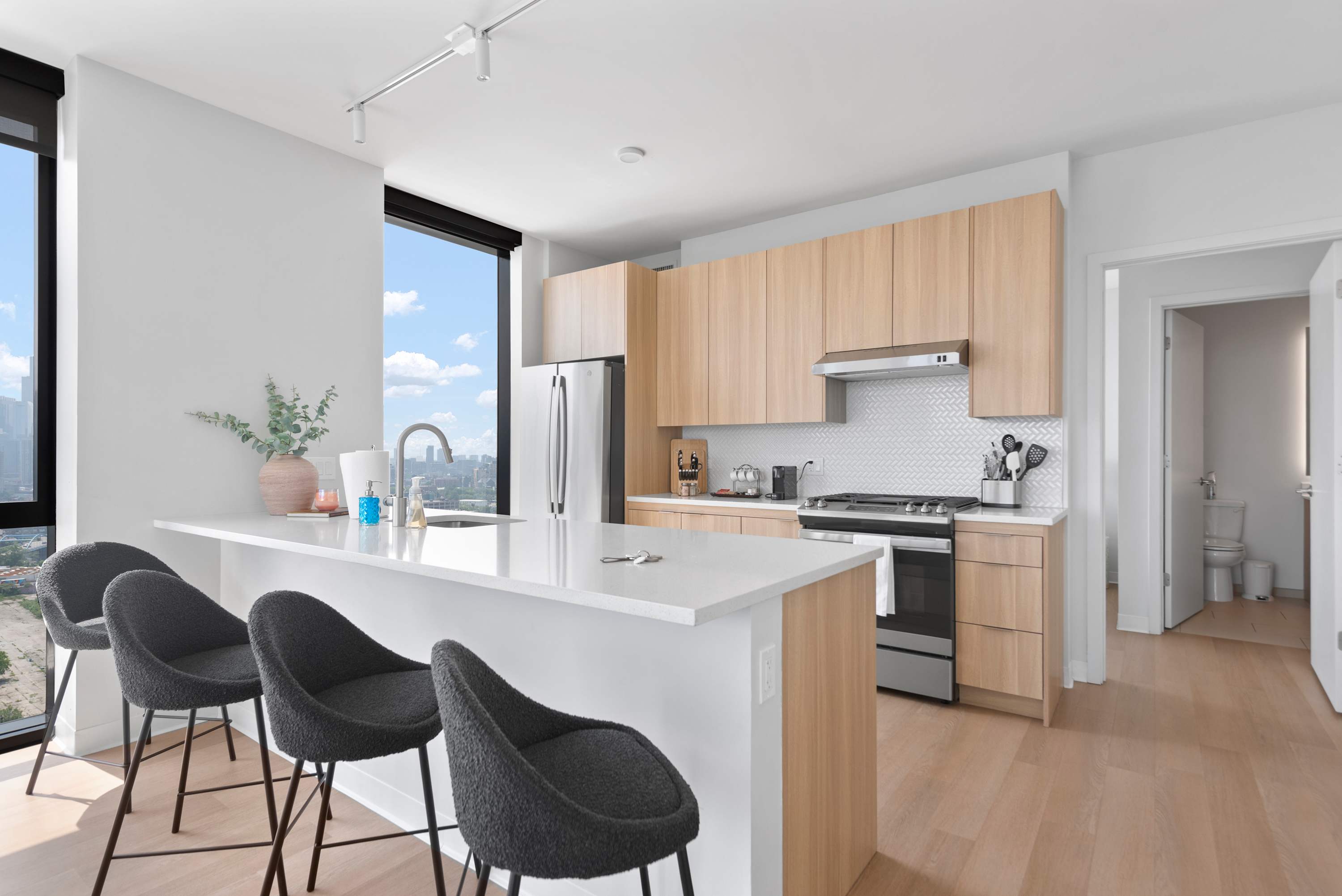 Premium 2BR Apartments in Lincoln Park interior 4
