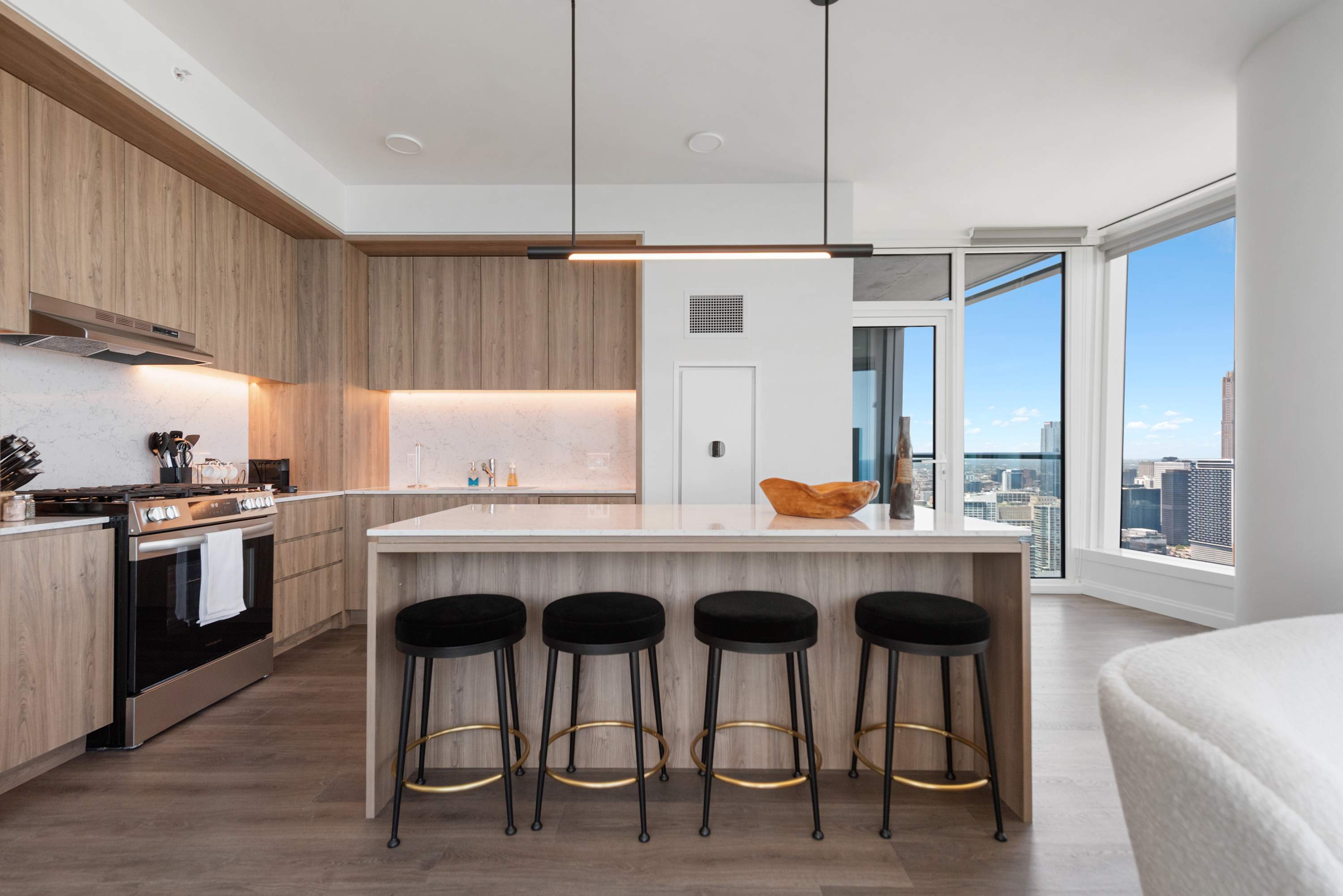 49th Fl Luxury Retreat + Stunning Lake Views interior 2