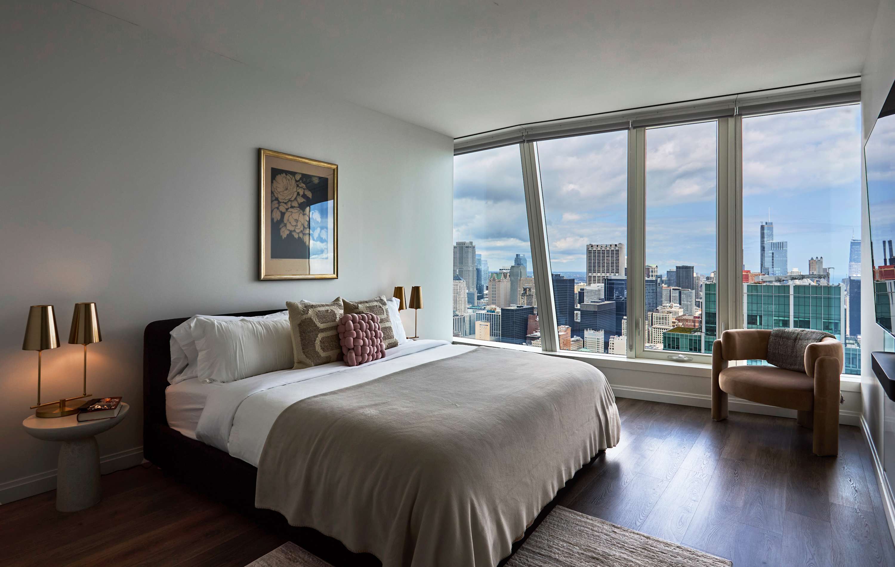 Front Row to the Lake & Skyline: Epic 60th Flr 3BR interior 2