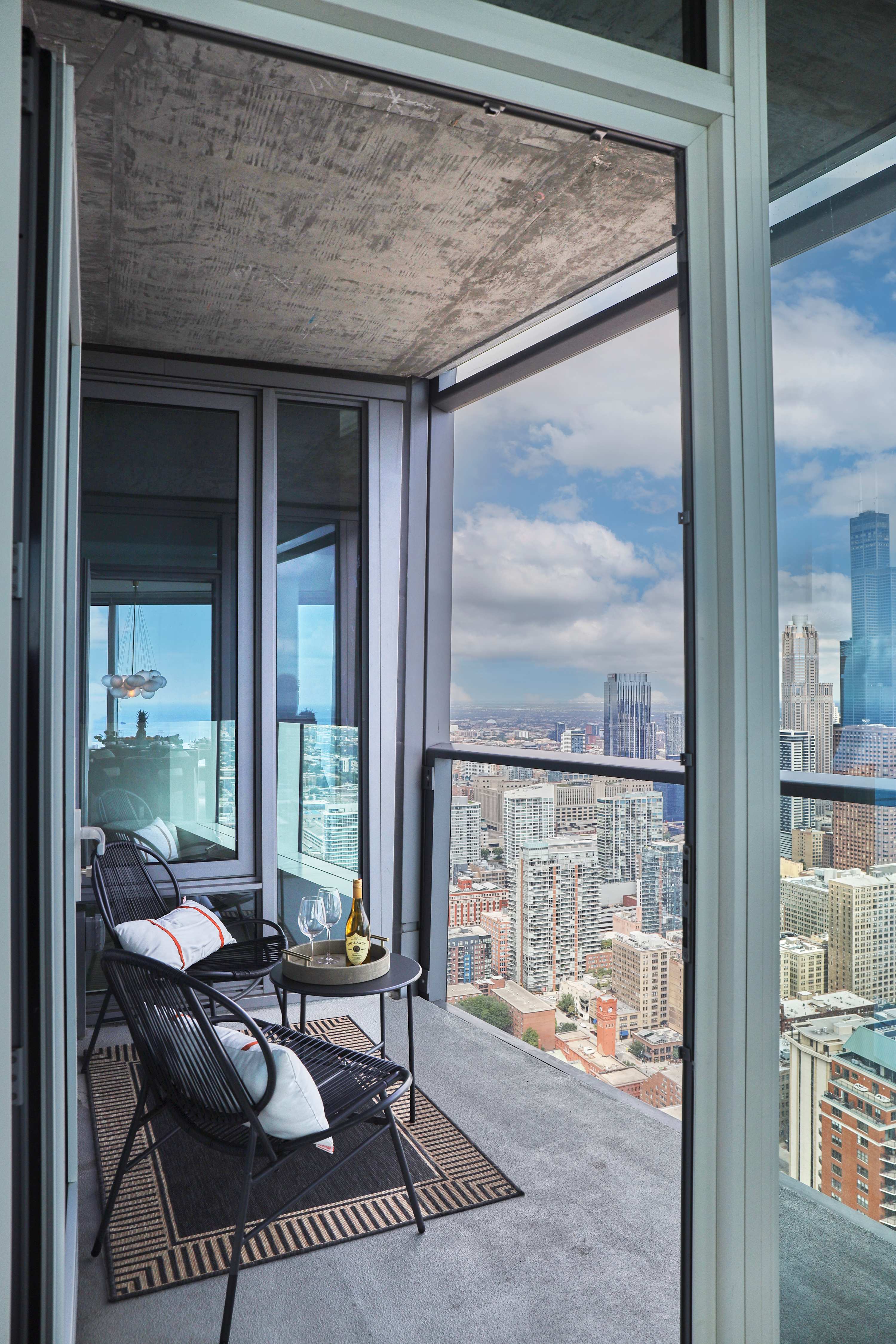 Front Row to the Lake & Skyline: Epic 60th Flr 3BR interior 4