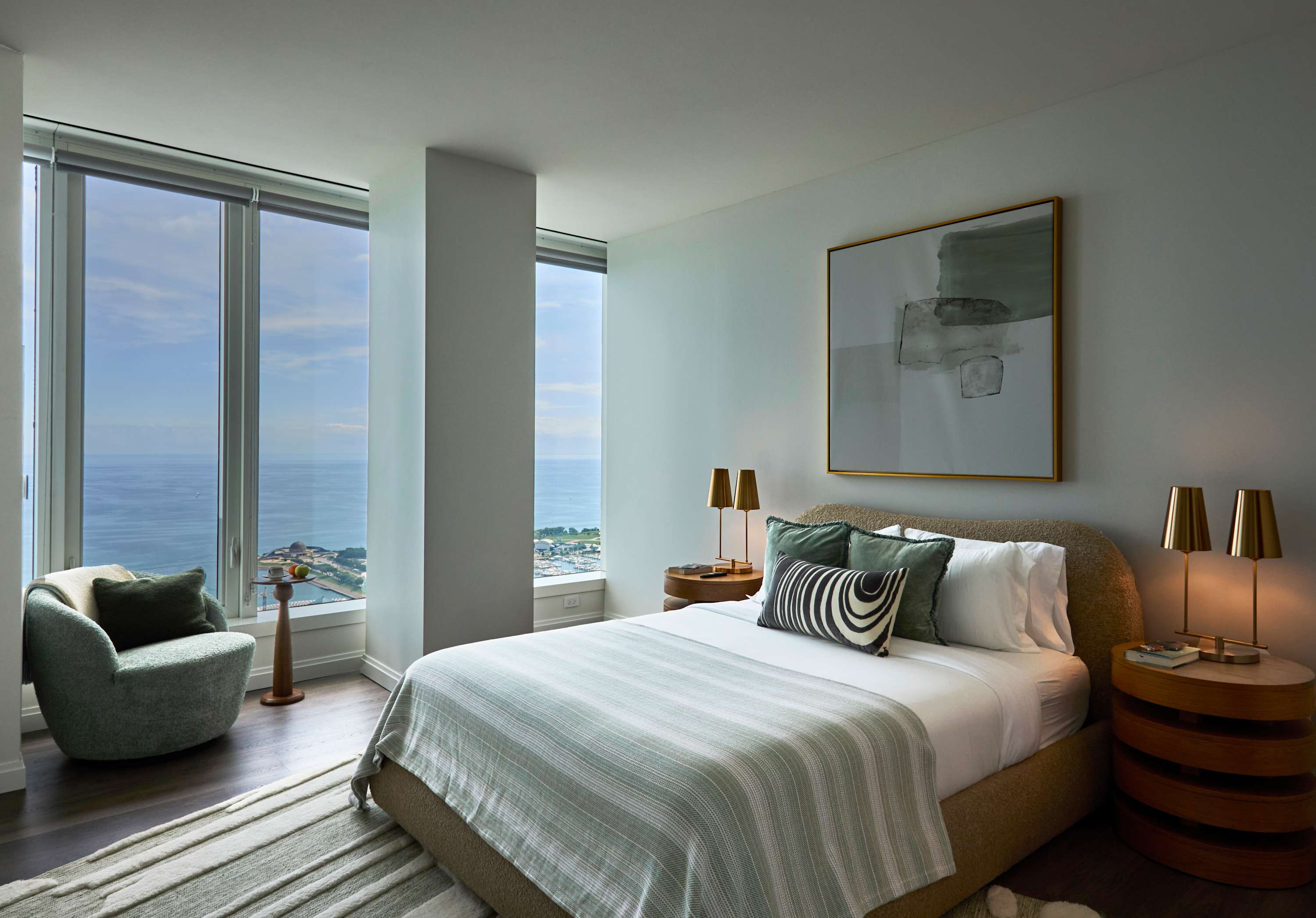 60th Flr Lake Views, A Stay Above It All, Sleeps 5 interior 2