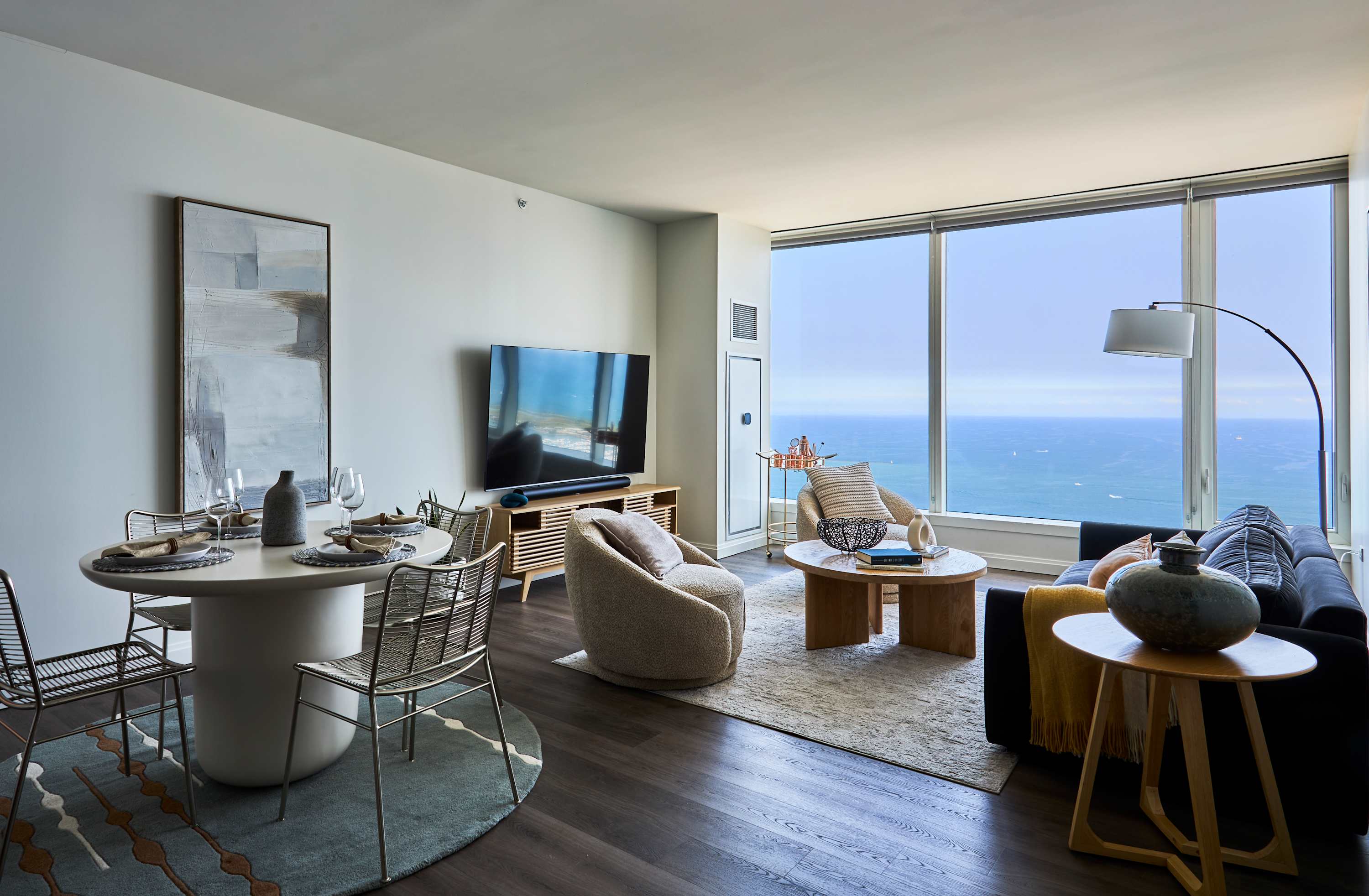 Luxe 67th Flr 2BR: Endless Lake Views, Top Skydeck