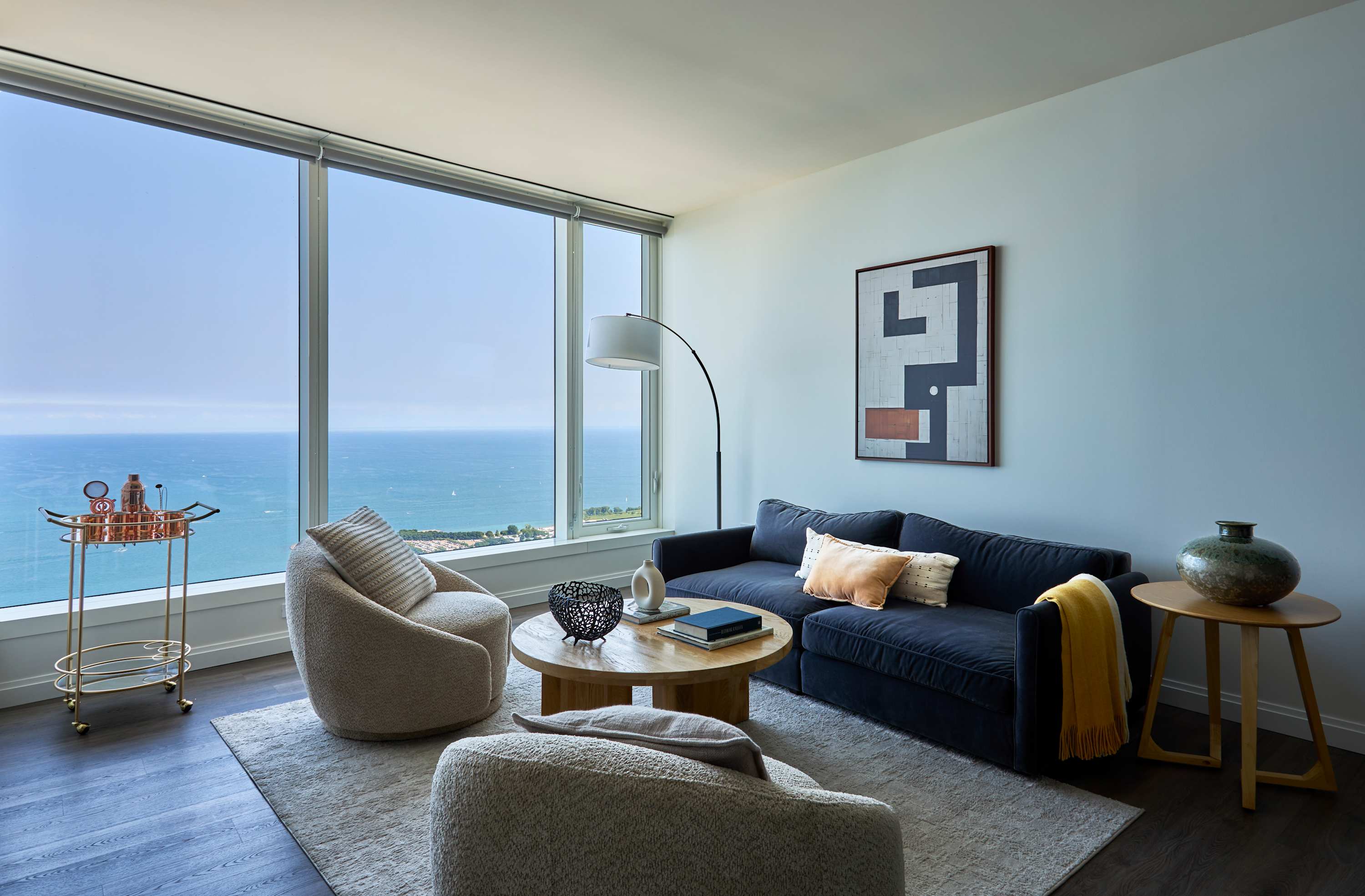 Luxe 67th Flr 2BR: Endless Lake Views, Top Skydeck interior 2