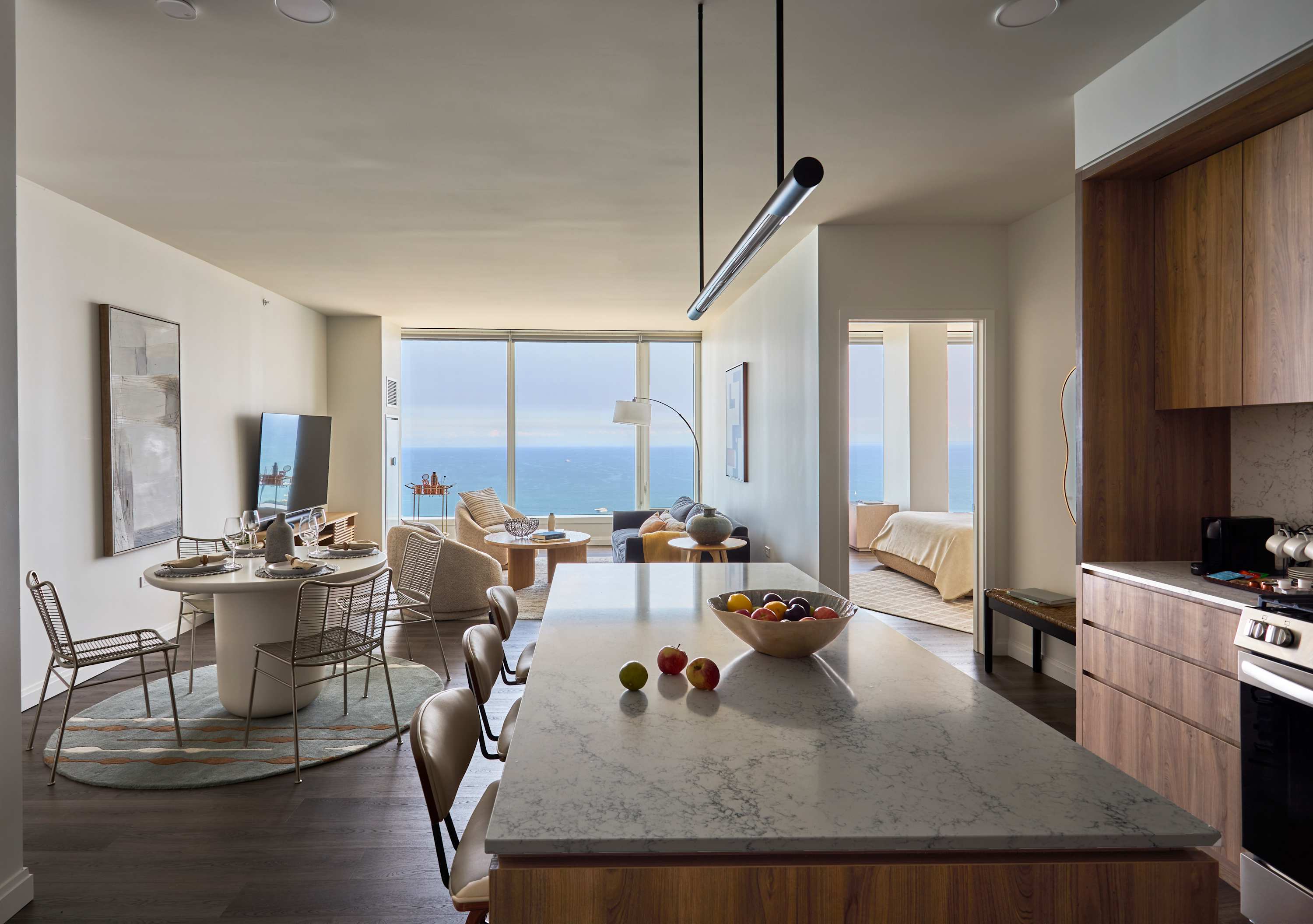 Luxe 67th Flr 2BR: Endless Lake Views, Top Skydeck interior 4