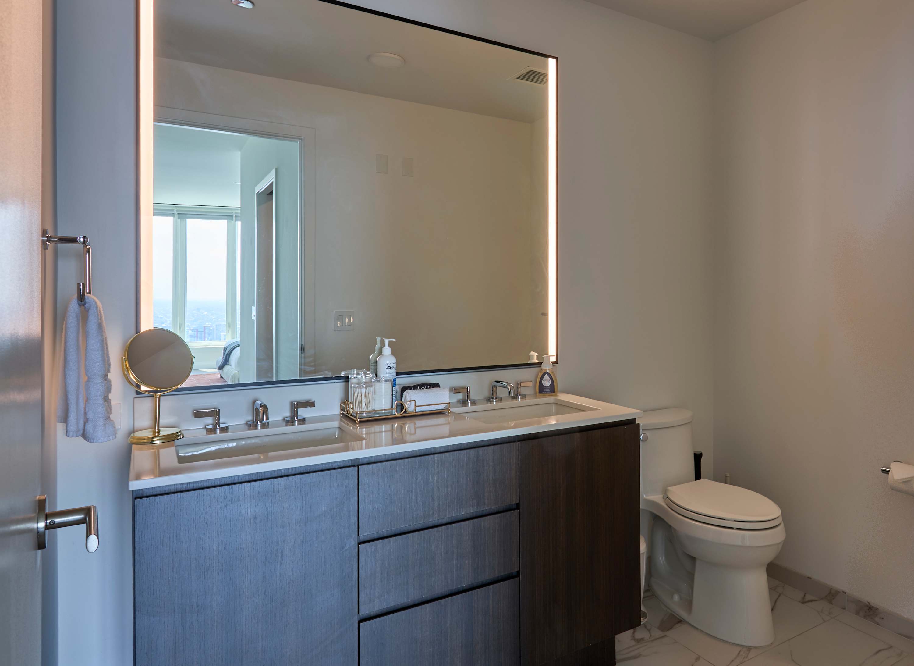 2,109 Sq Ft Sky Suite | 62nd Fl | Lake Views interior 5