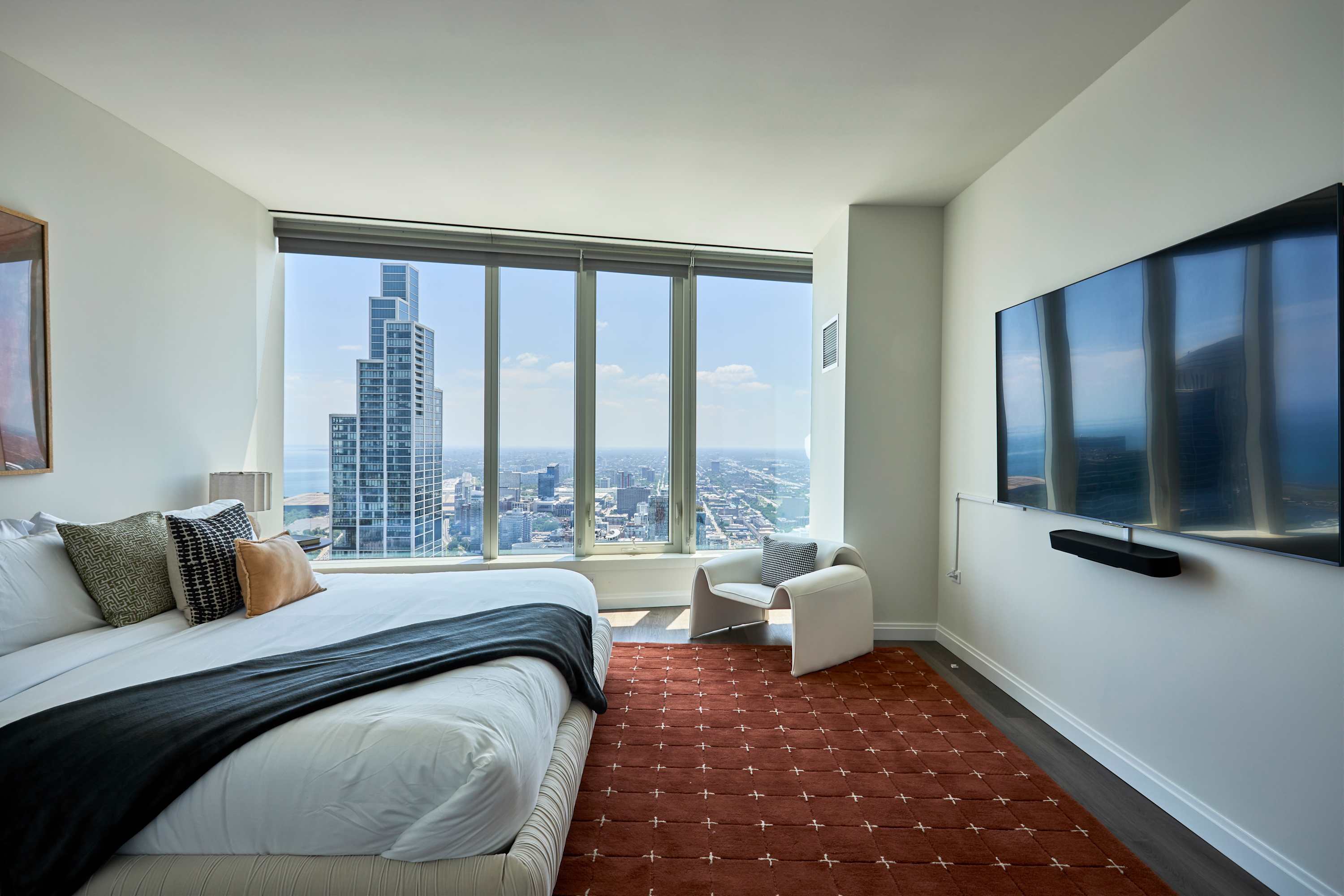 2,109 Sq Ft Sky Suite | 62nd Fl | Lake Views interior 3