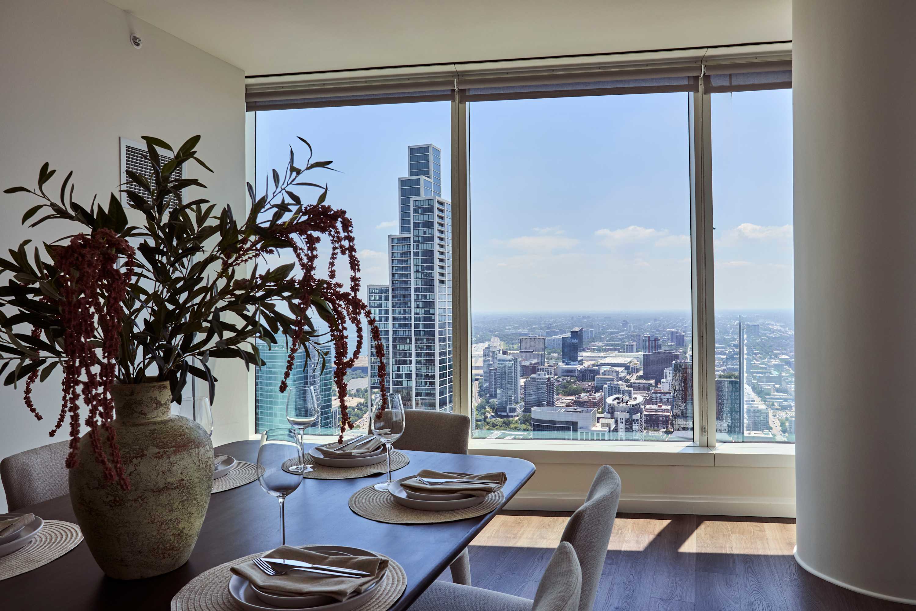2,109 Sq Ft Sky Suite | 62nd Fl | Lake Views interior 4