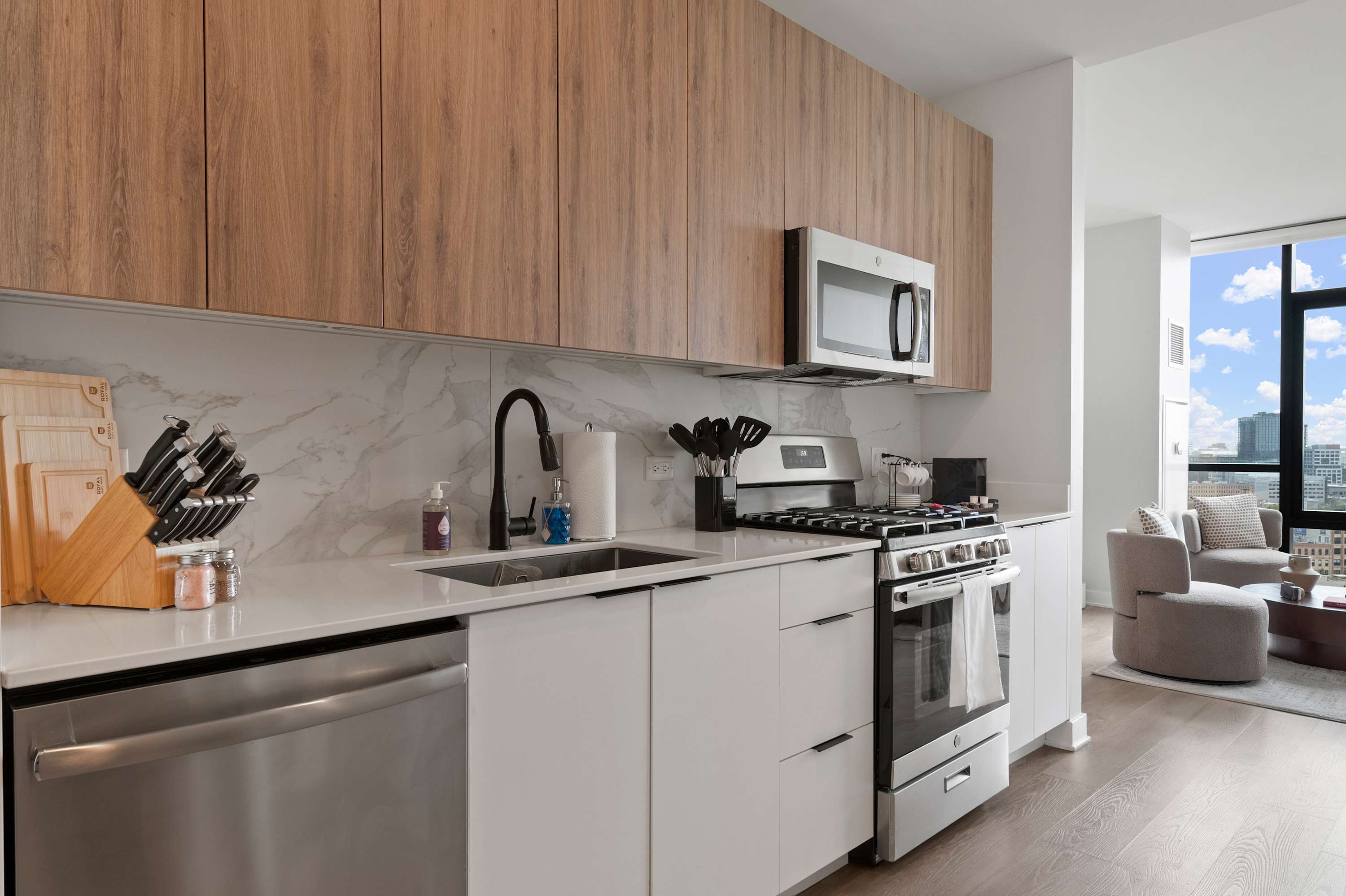 Group Weekend in River West · 3 Queens · Sleeps 7 interior 3