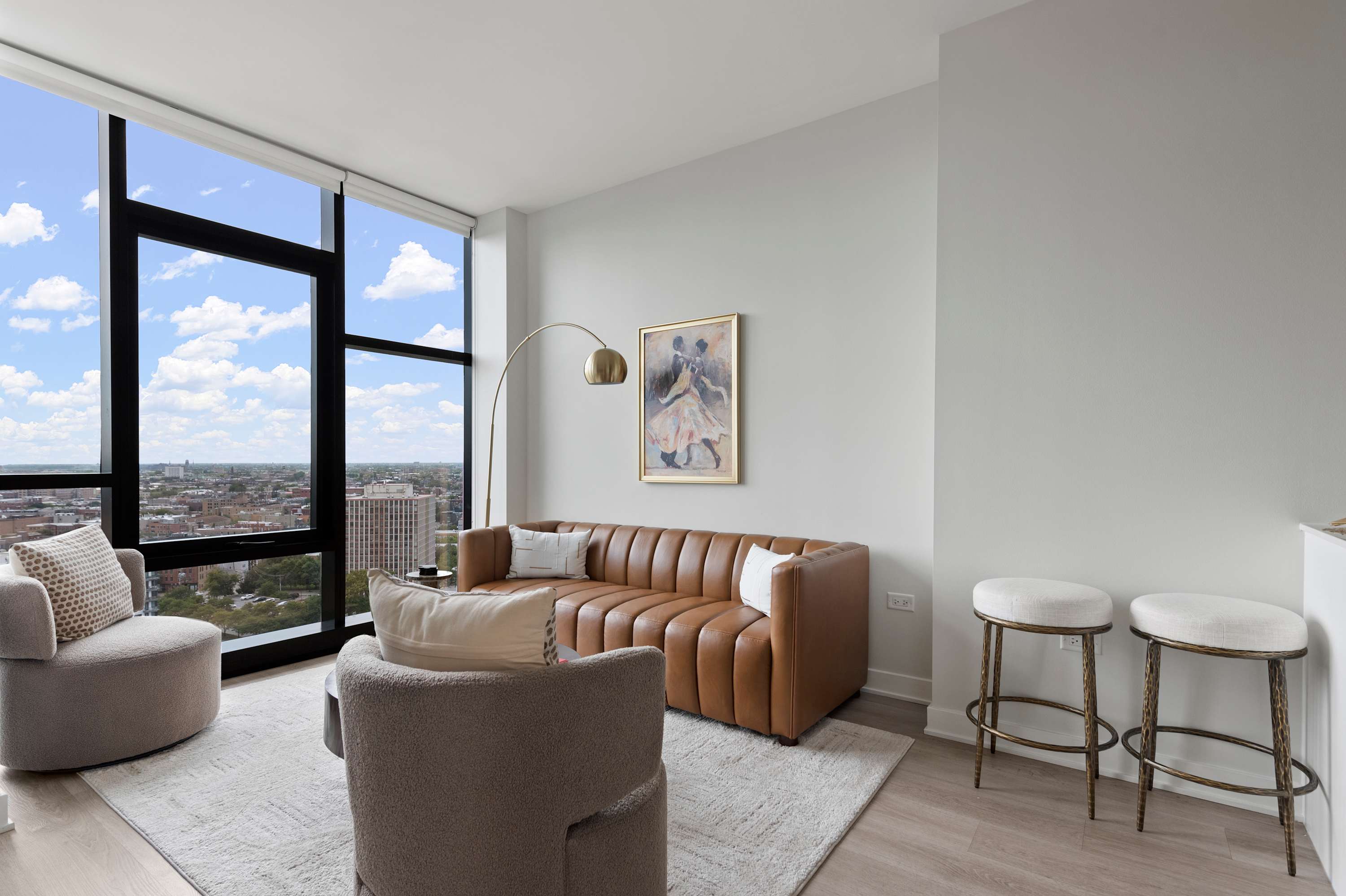 Group Weekend in River West · 3 Queens · Sleeps 7 interior 2