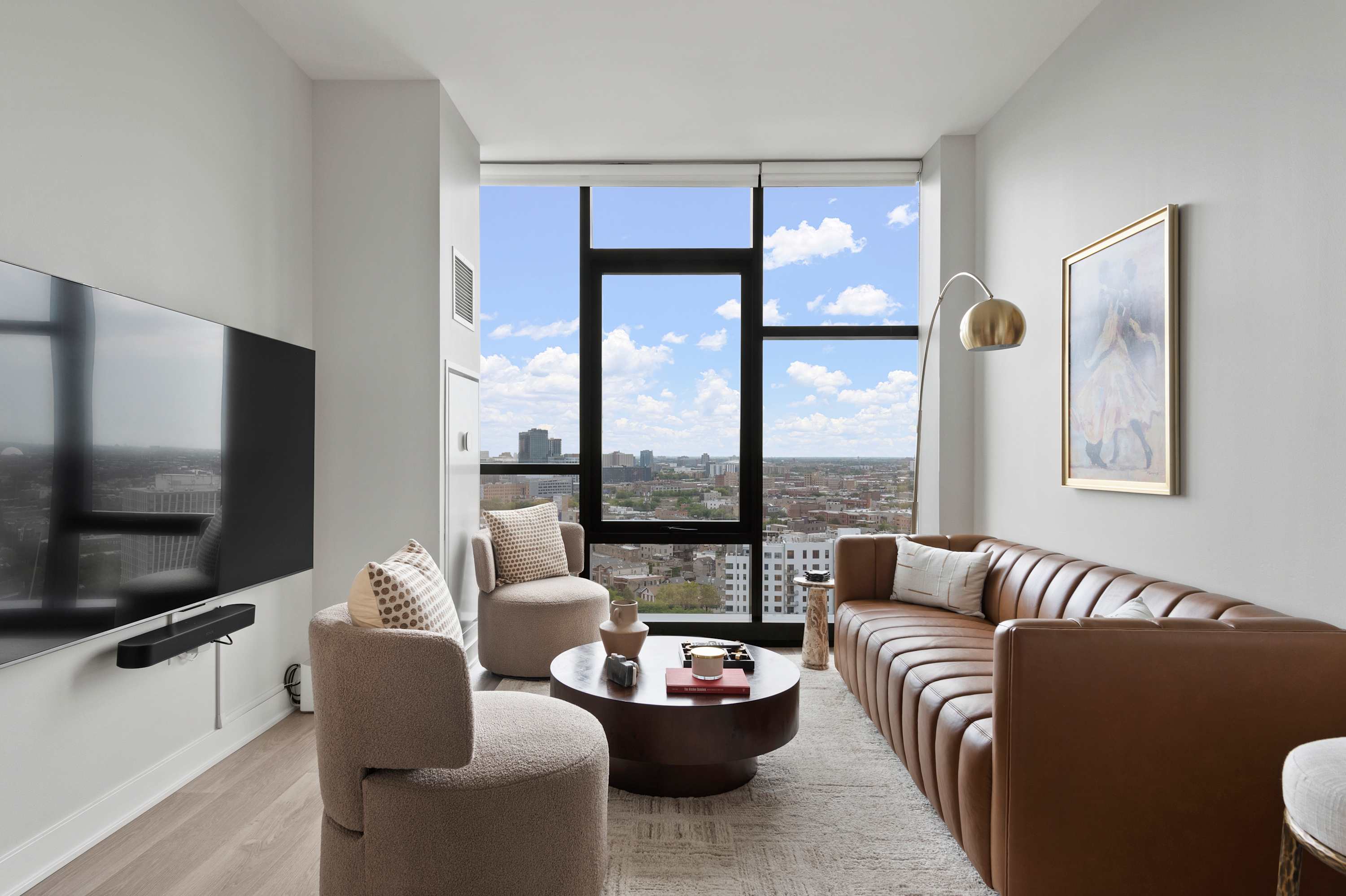 Group Weekend in River West · 3 Queens · Sleeps 7