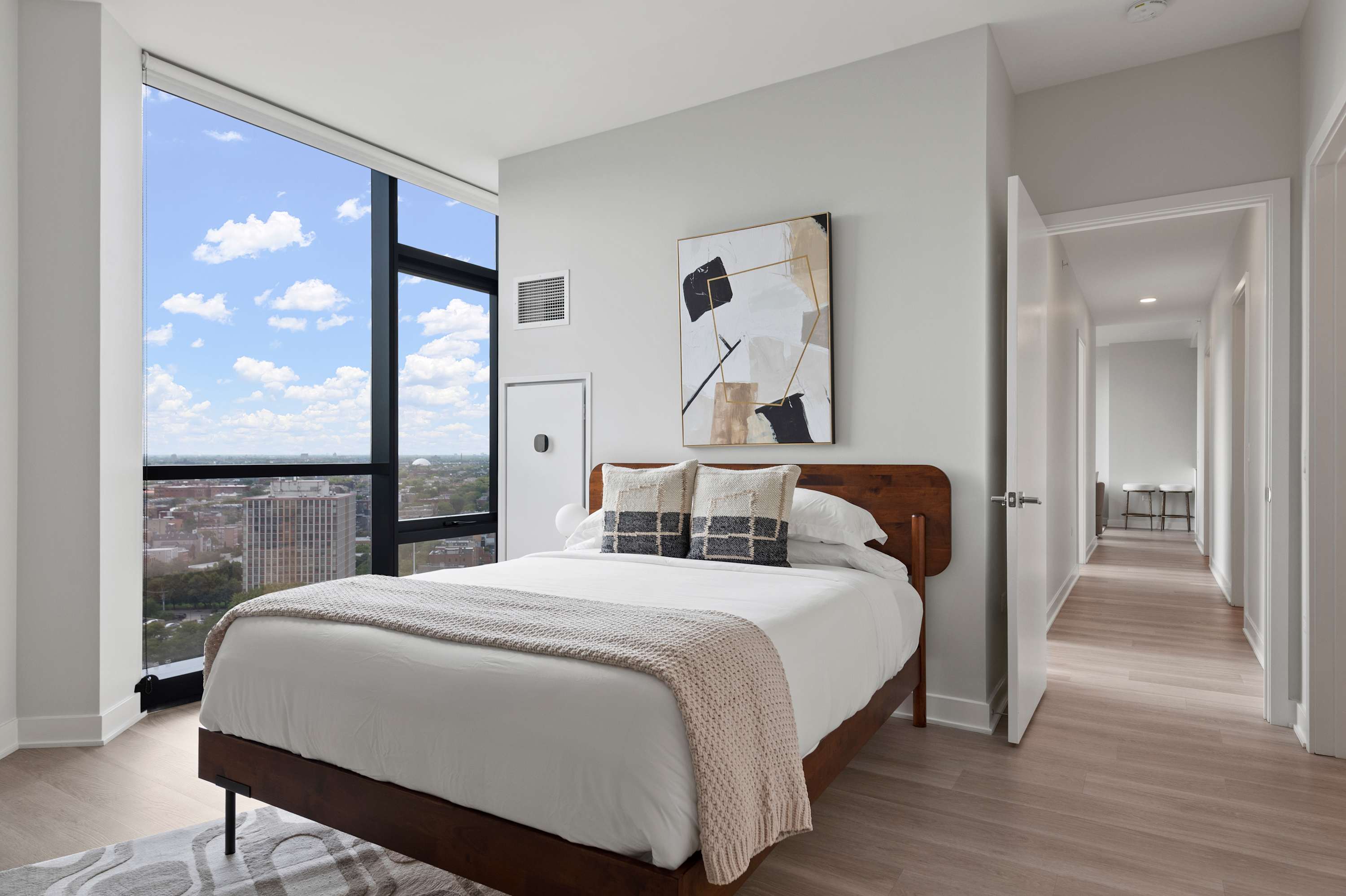 Group Weekend in River West · 3 Queens · Sleeps 7 interior 4