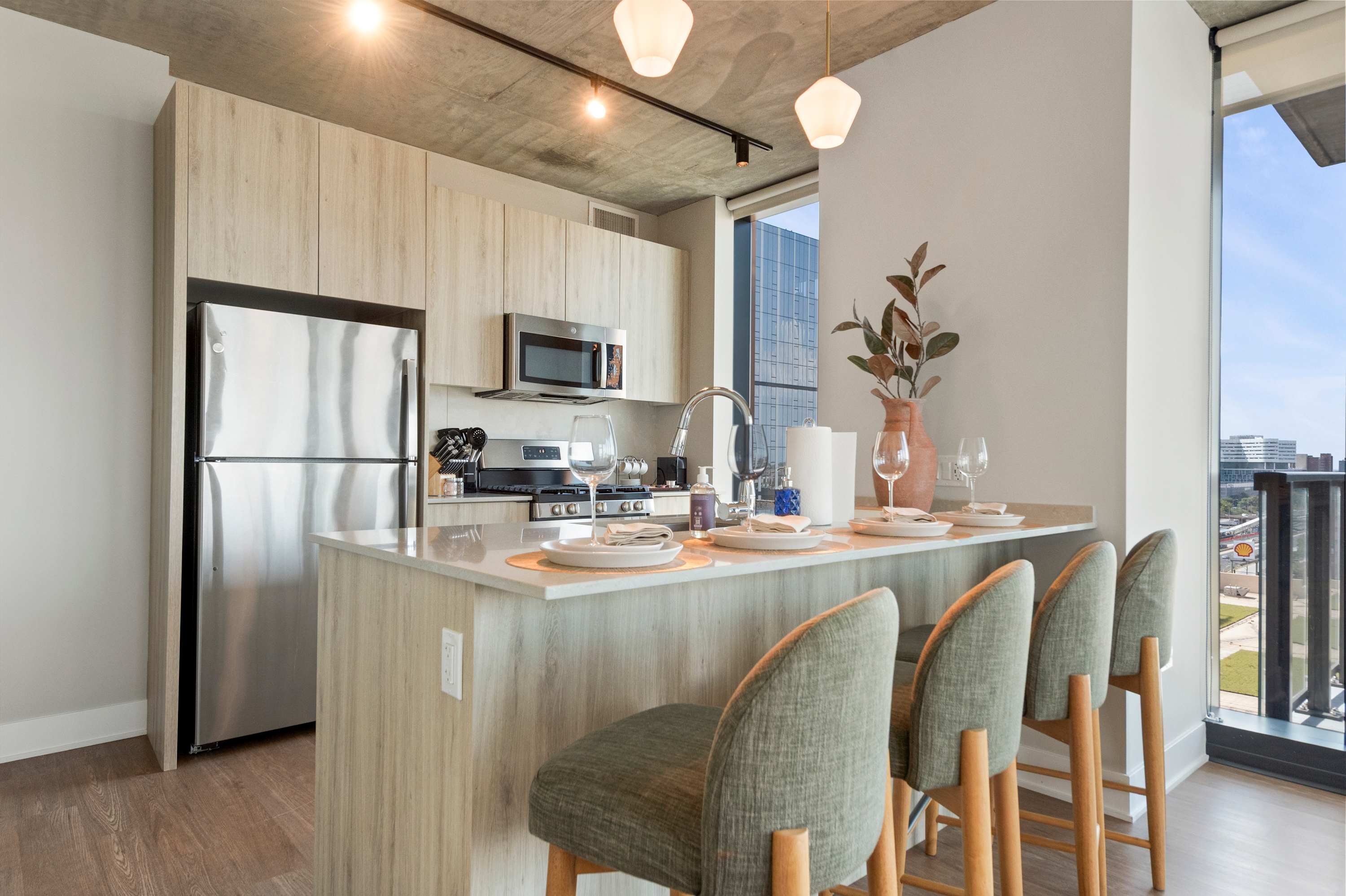 Balcony Loft · West Loop 2BR Sleeps 5 interior 3