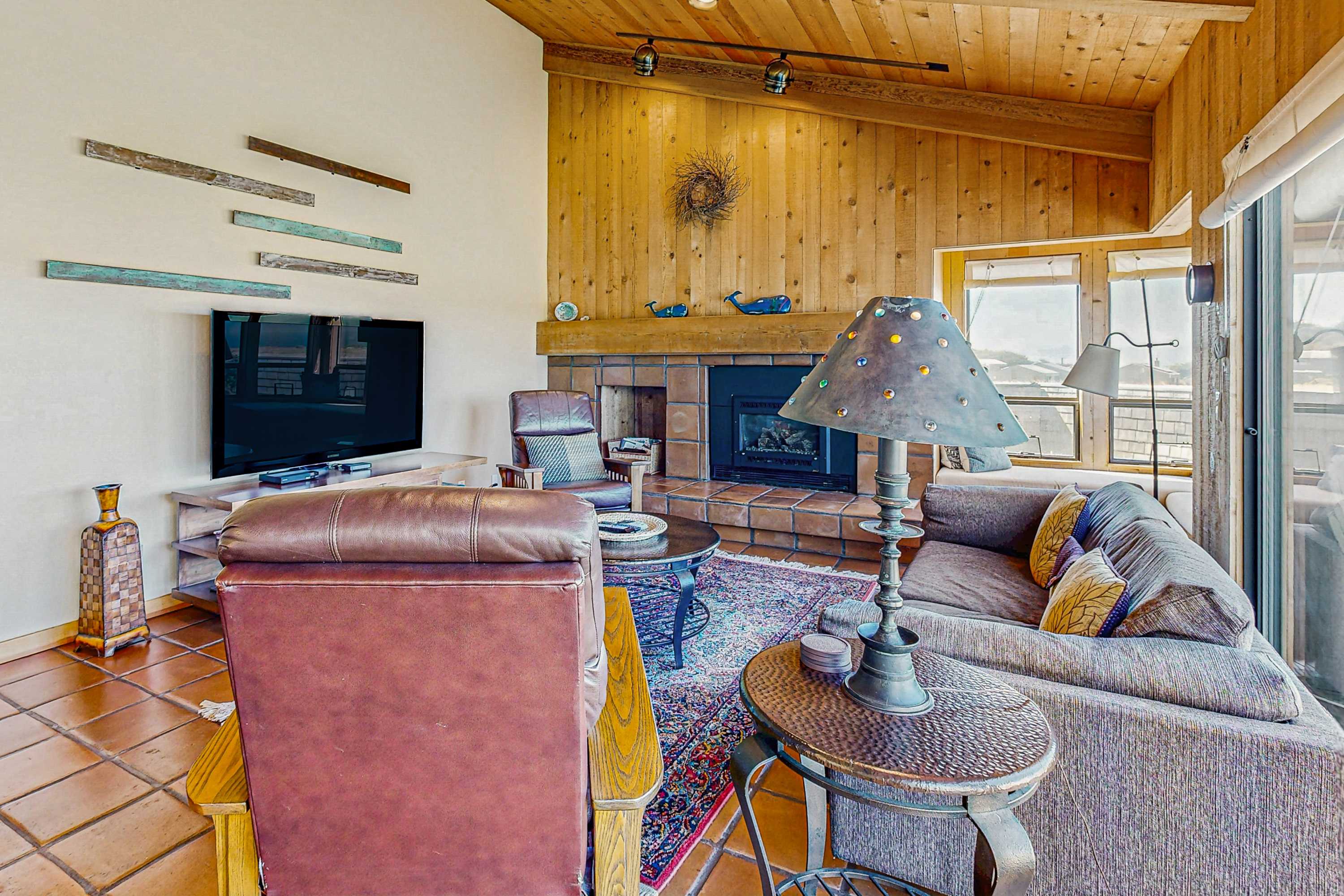 With its inviting atmosphere and stunning scenery, this living room is your perfect retreat for cozy evenings or lively gatherings.