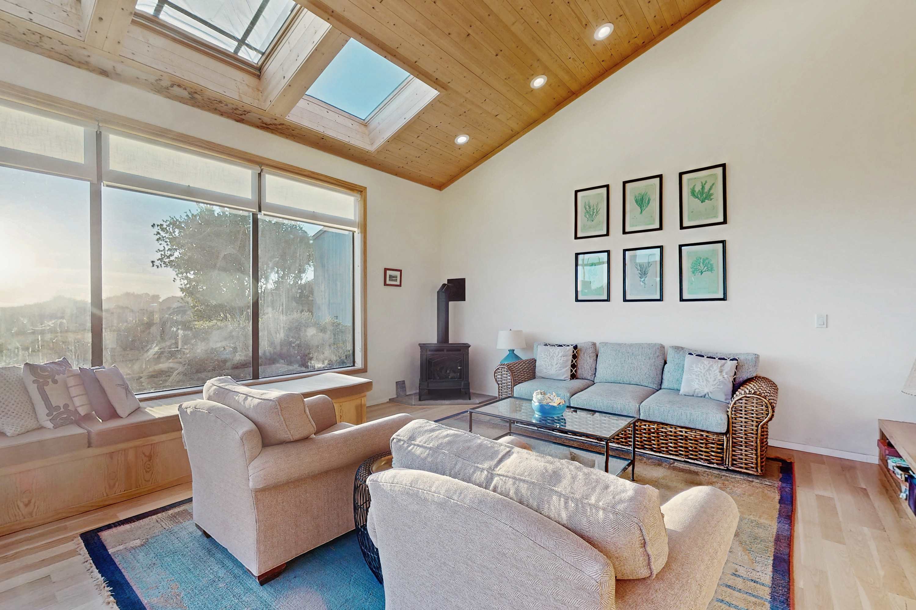 Experience comfort in this welcoming space, ideal for lazy afternoons or lively conversations with loved ones.