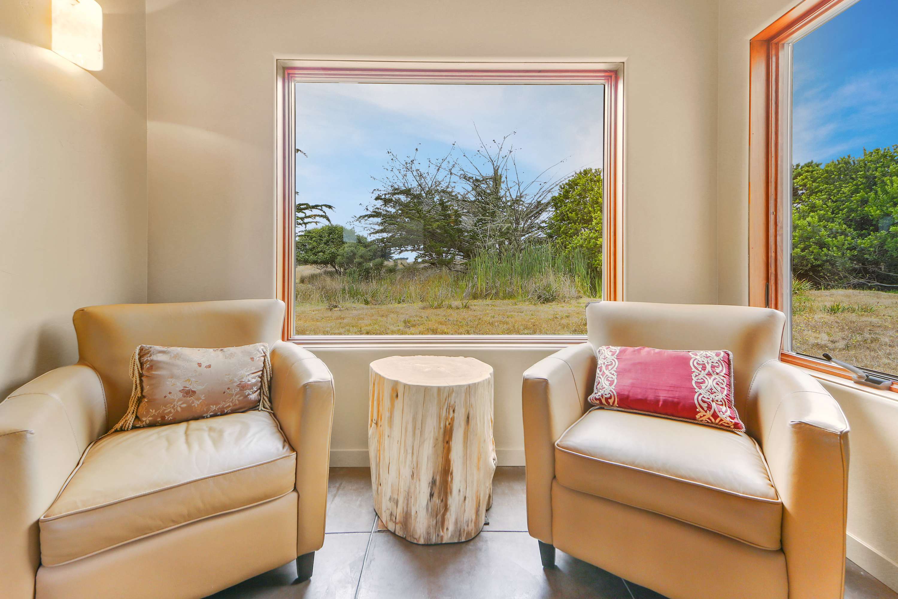 A cozy nook awaits you in this living room, ideal for quiet conversations or simply soaking in the surrounding beauty.