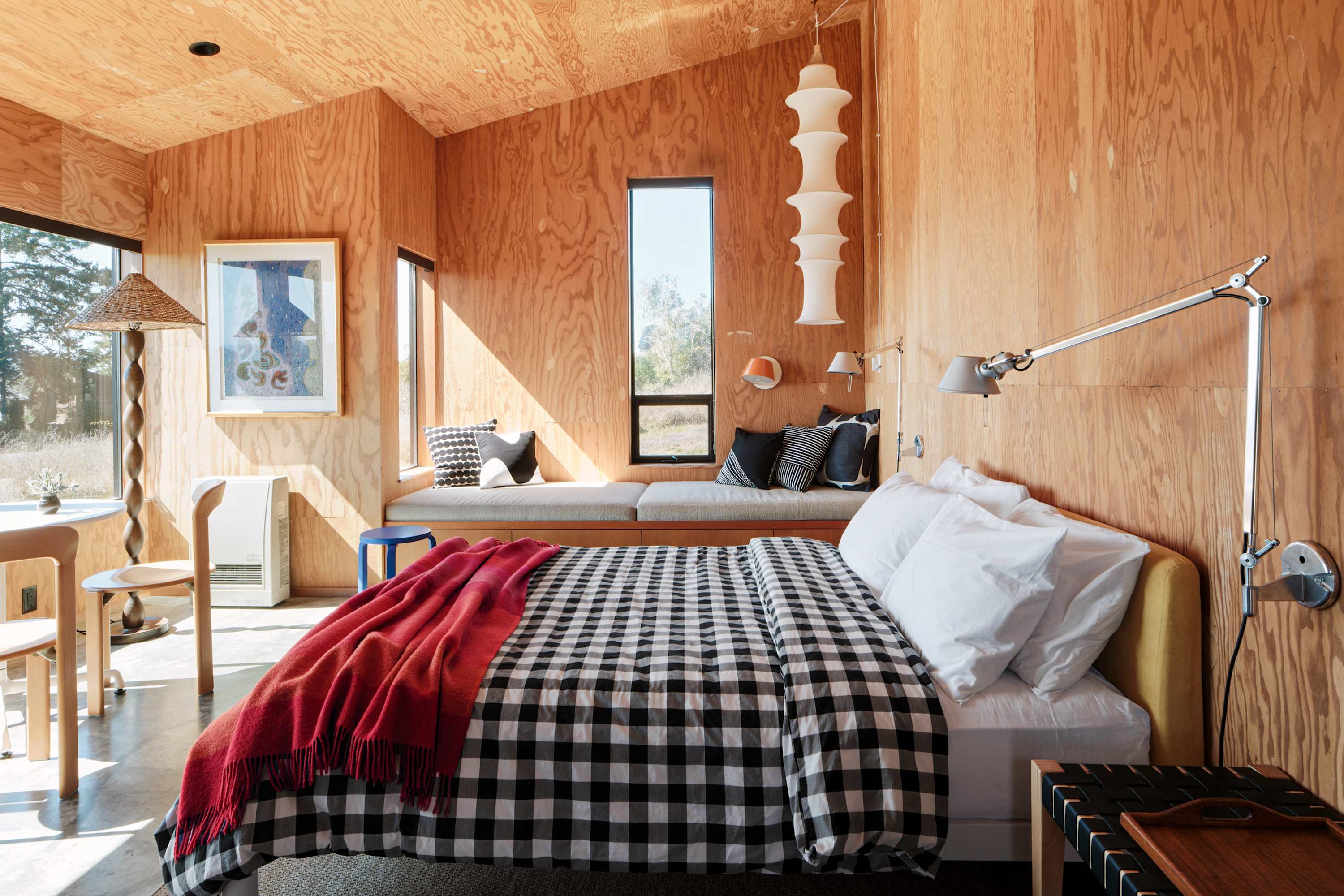 Your cozy retreat awaits! Wake up to sunlight streaming in, illuminating your peaceful sanctuary with stunning views.