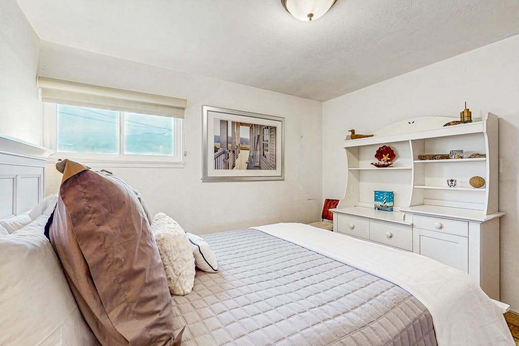 Wake to soft light filtering through your peaceful queen suite, complete with a built-in bookshelf for your beach reads.