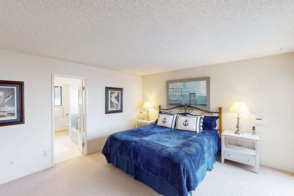 Drift off in your nautical-themed king suite where anchor-accented linens and an en-suite bath make your Bodega Bay mornings effortless