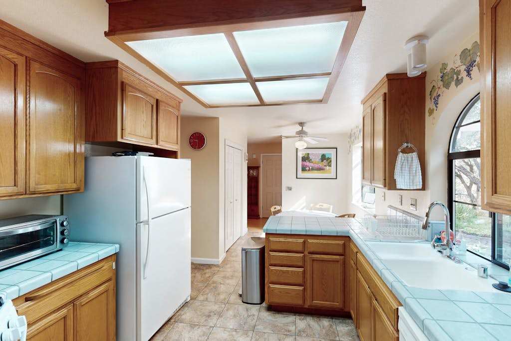 Ample counter space and a well-stocked galley kitchen let you prep charcuterie boards and pour local wines without missing a beat.