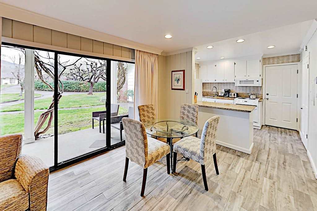 Gather around your glass dining table for four with sweeping views of Silverado's manicured grounds through floor-to-ceiling sliding doors.