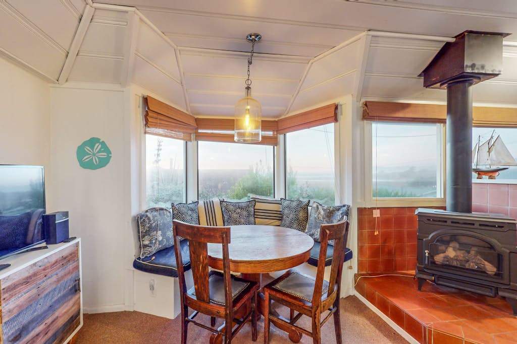 Savor fresh Spud Point crab chowder at your built-in banquette while panoramic windows frame sweeping Sonoma Coast views and golden sunsets.