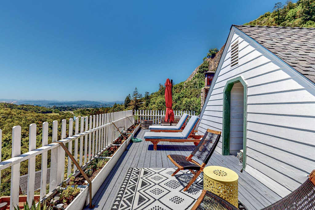 Stretch out on sun loungers with a glass of Dry Creek Valley red — your private upper deck delivers sweeping mountain views and endless Healdsburg blue sky.