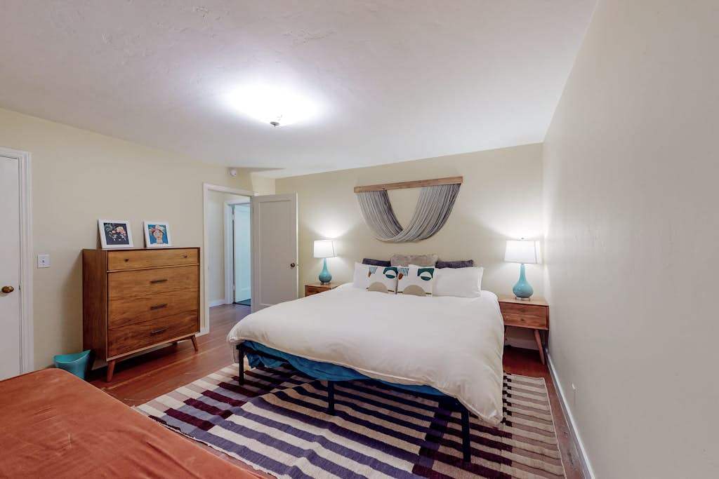 Wake up refreshed in your king suite with Sonoma County quiet all around — the tasting rooms of Healdsburg are just minutes from your door.
